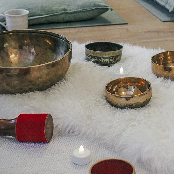 Tiibetiläiset äänimaljat lampaantaljan päällä