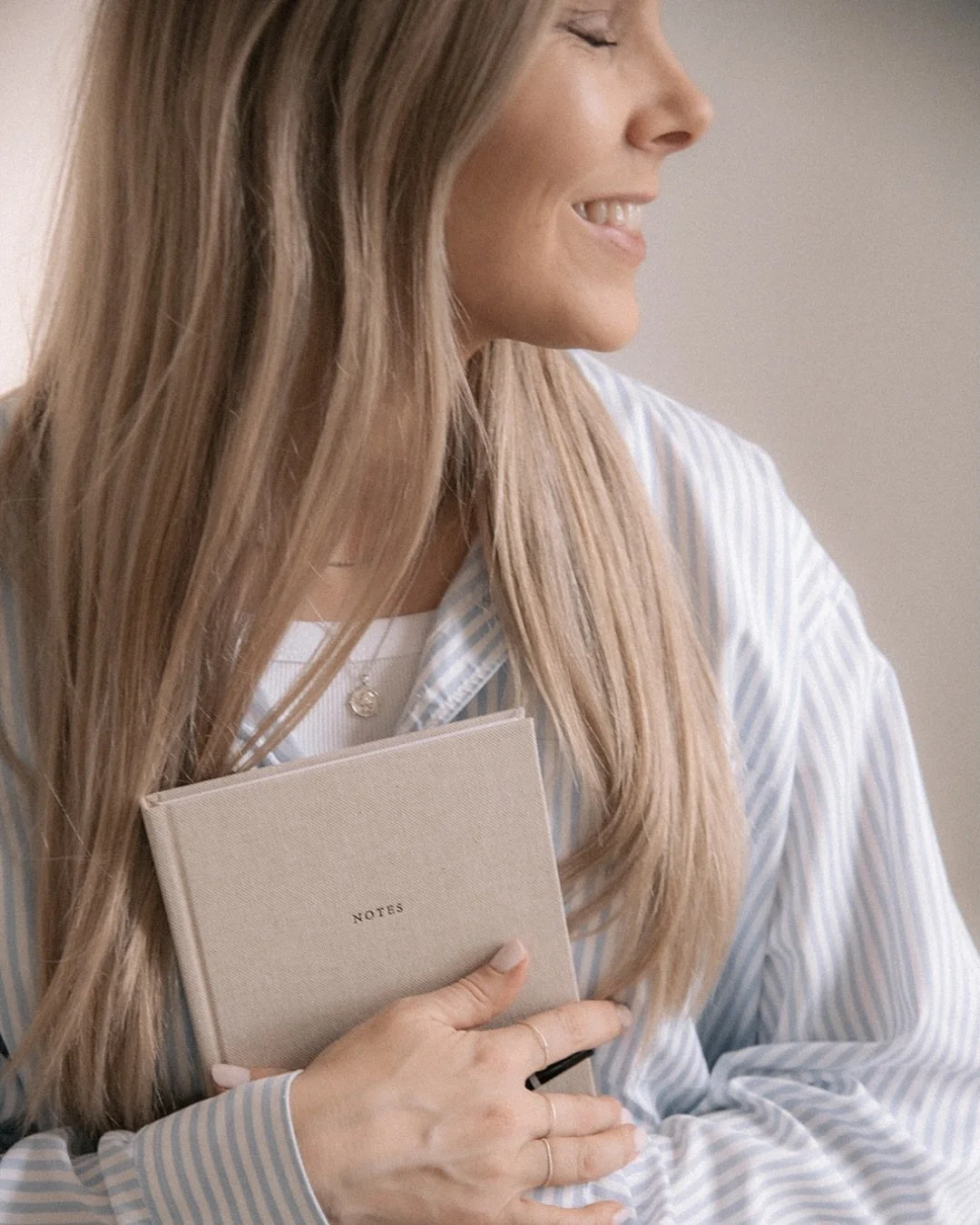 Hei vaan, vuosi 2025, ja kiitos kaikesta! 🤎

Paljon ihanuutta, onnee, oppeja ja uusia kokemuksia mahtu t&auml;h&auml;nkin vuoteen! Tietenkin, kuten el&auml;m&auml;&auml;n kuuluu, vaikeitakin tunteita ja huonoja fiiliksi&auml; oli v&auml;lill&auml; m