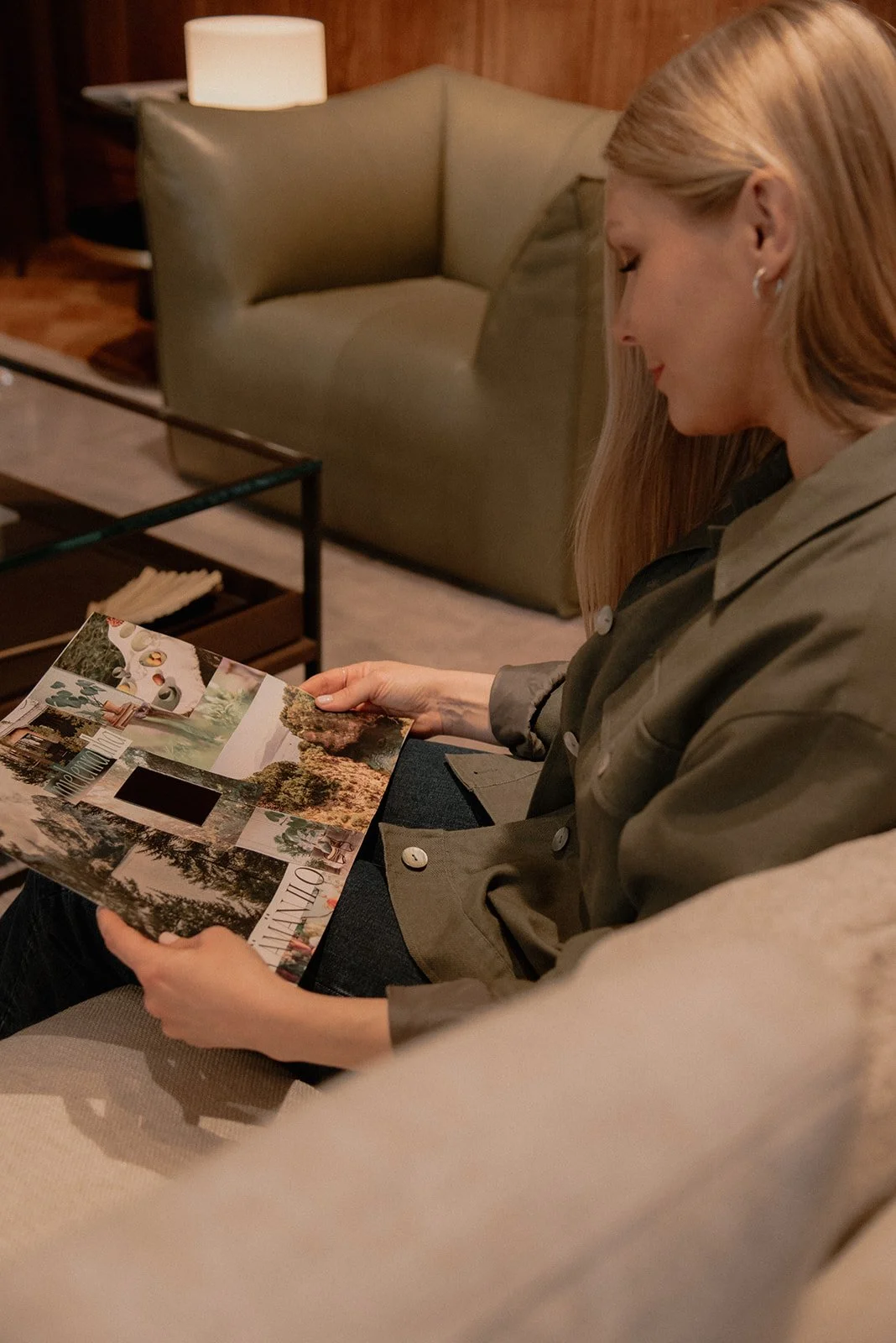 Terhi Lahti istuu sohvalla tunnelmakartta sylissään