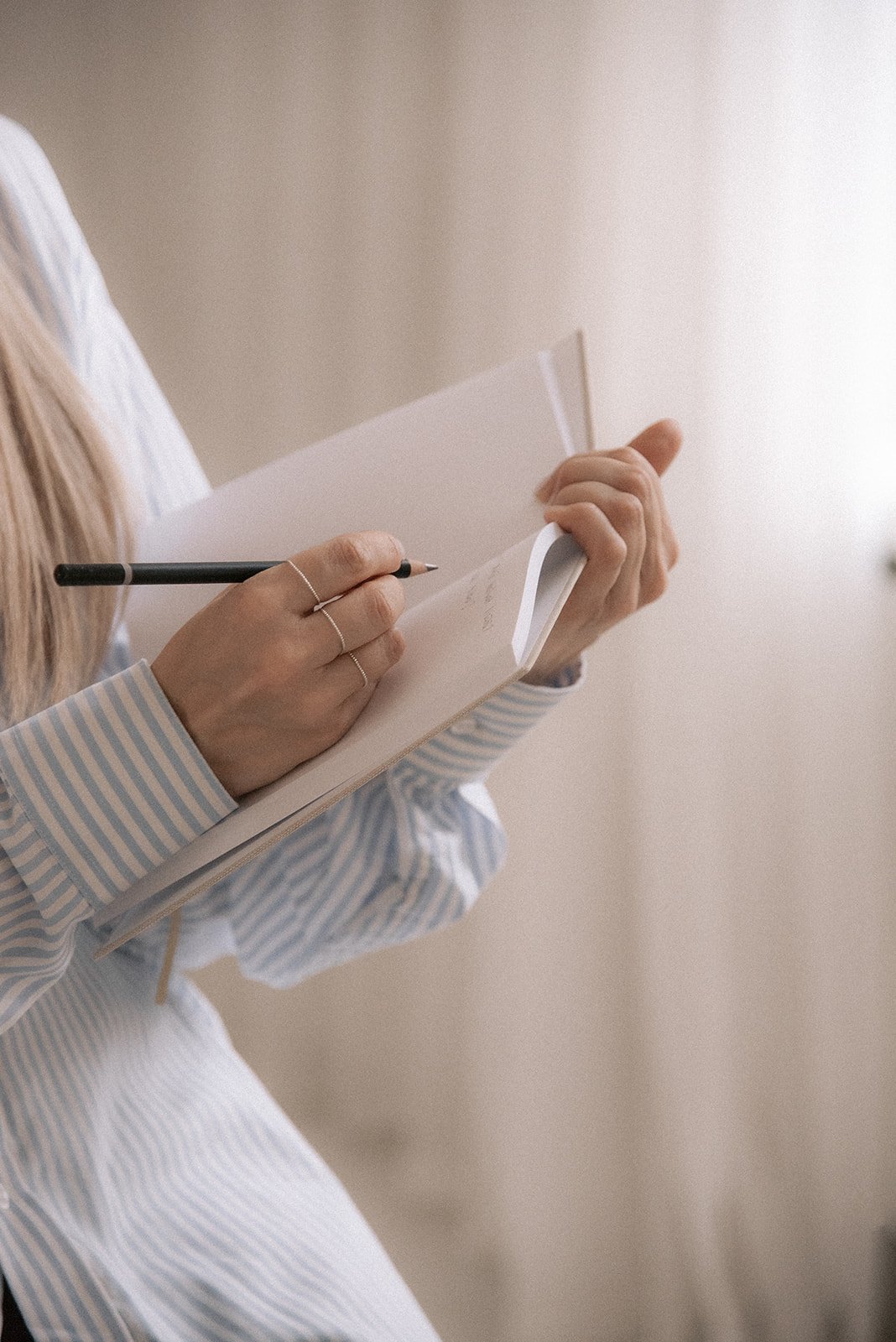 Ratkaisukeskeinen valmennus, henkilö kirjoittaa muistikirjaan