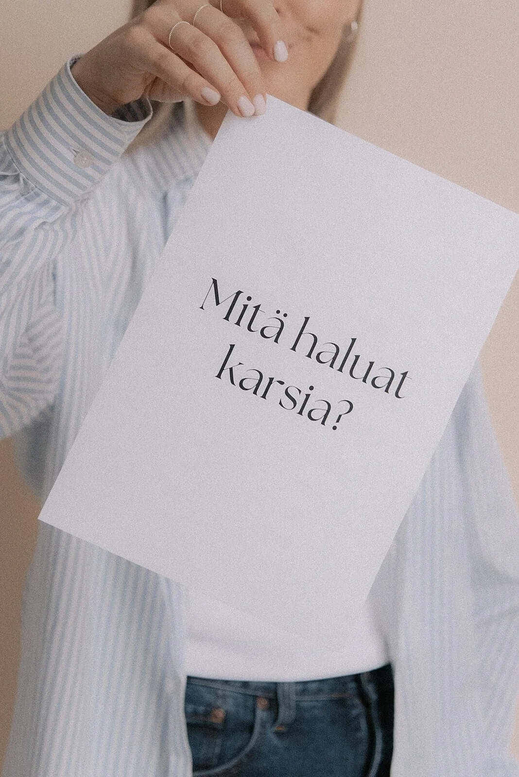 Ratkaisukeskeinen valmentaja Terhi Lahti pitää kädessään paperia, jossa lukee "Mitä haluat karsia?"