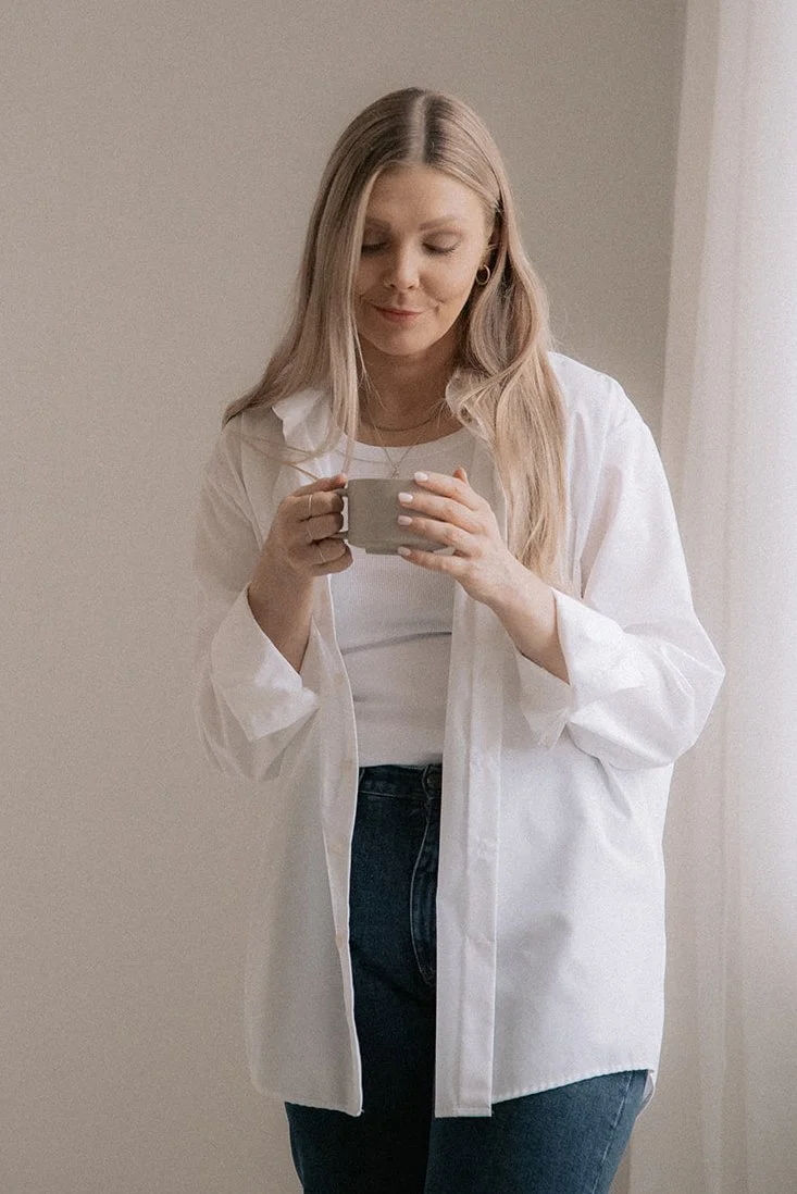 Ratkaisukeskeinen valmennus, valmentaja Terhi Lahti teekuppi käsissään