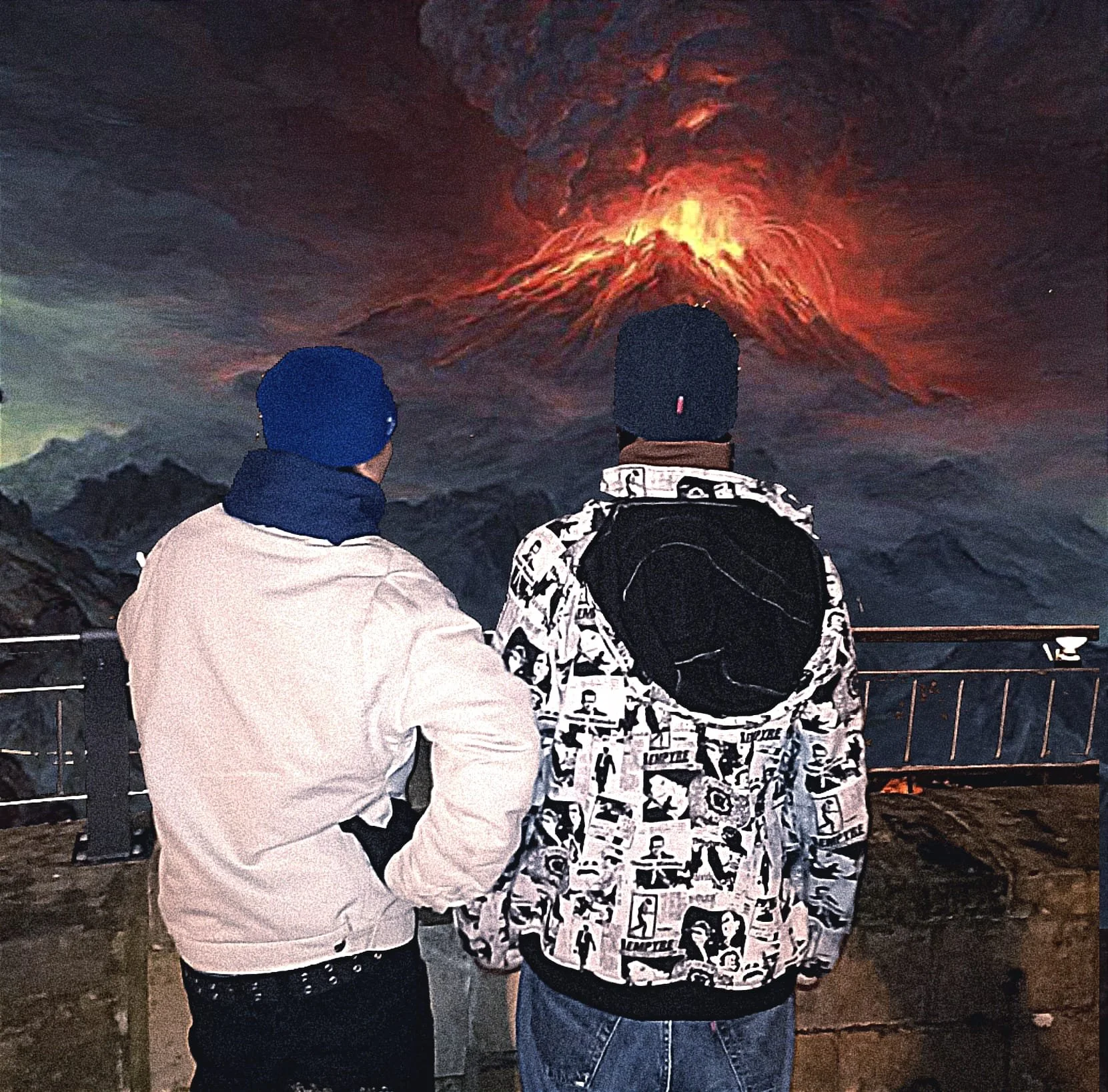 Dos personas observando un volcán en erupción en un mirador de noche