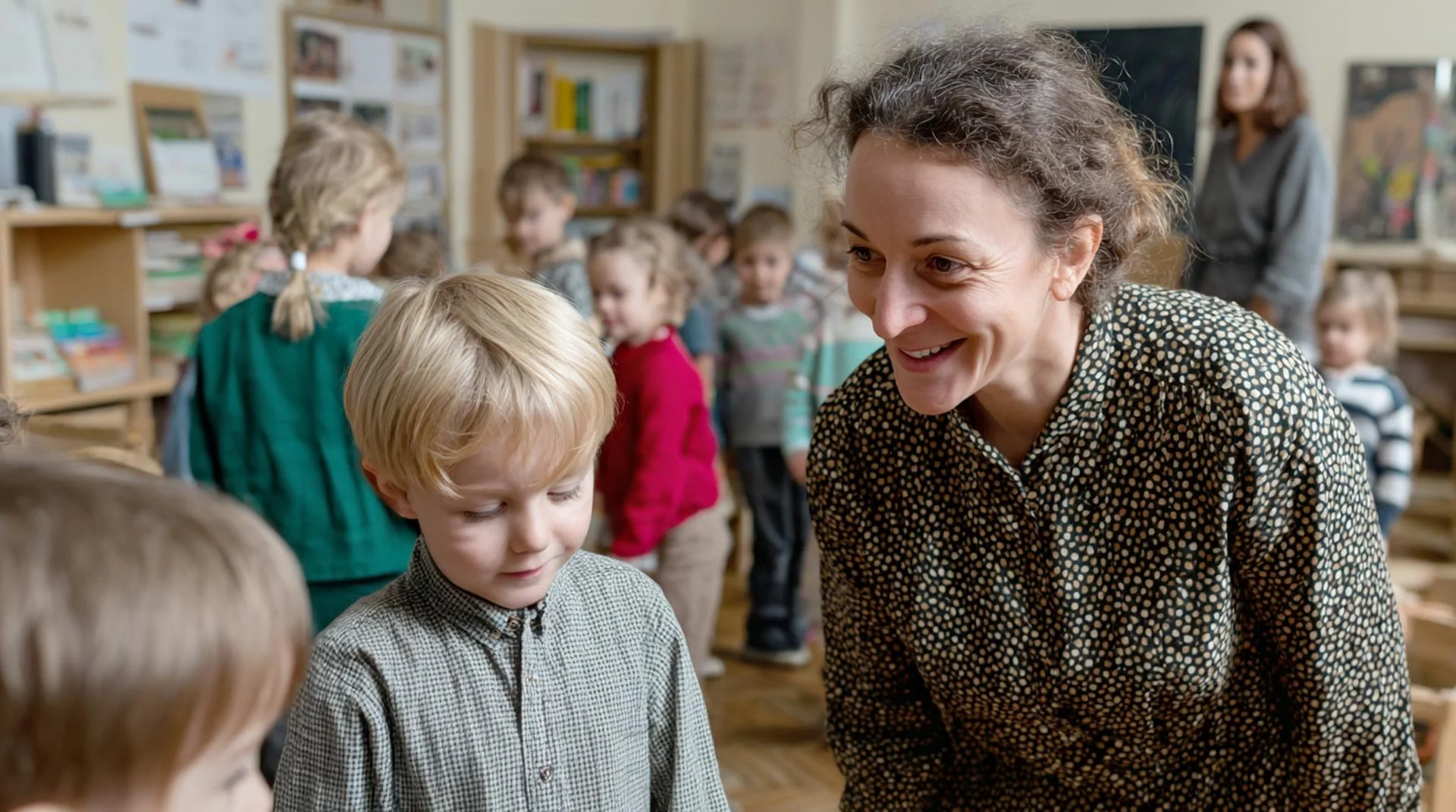 Eine Assistenz ist mit dem Kind in der Kita und begleitet es durch den Tag um zu unterstützen und Orientierung zu geben.