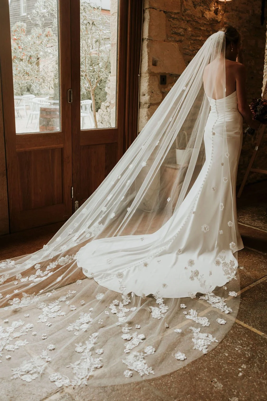 What Happens Before You Walk Down the Aisle? A Relaxed Wedding Morning at Oxleaze Barn