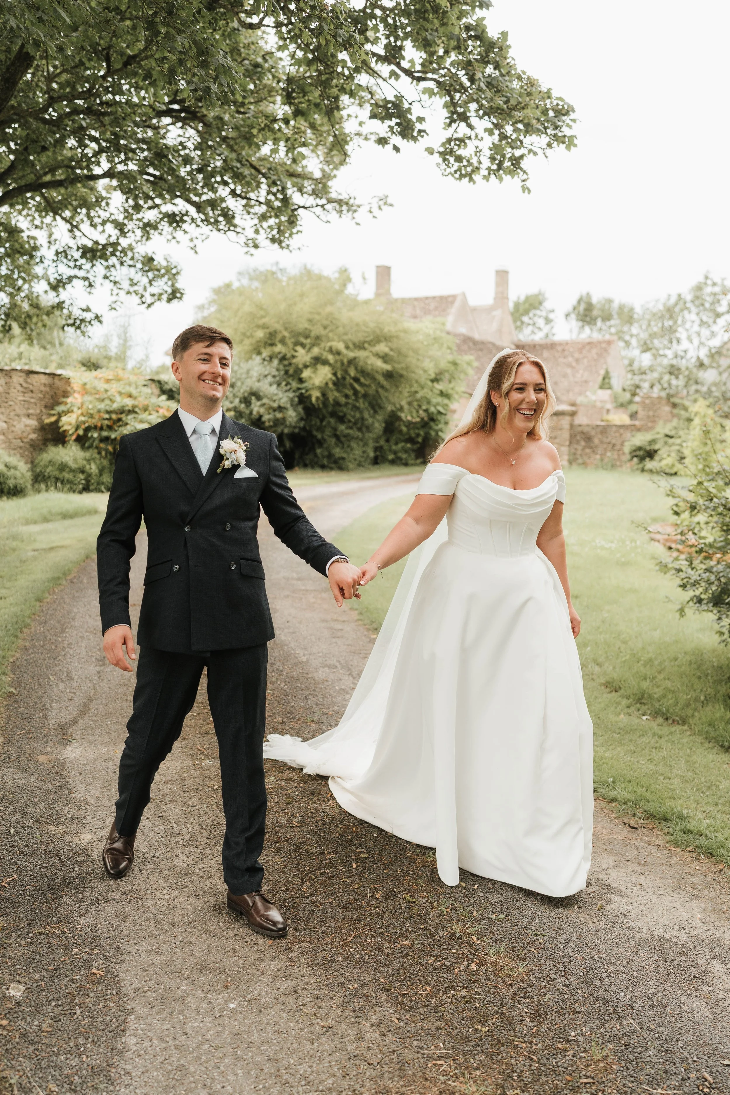 Samara &amp; Joe’s Romantic Oxleaze Barn Wedding in the Cotswolds