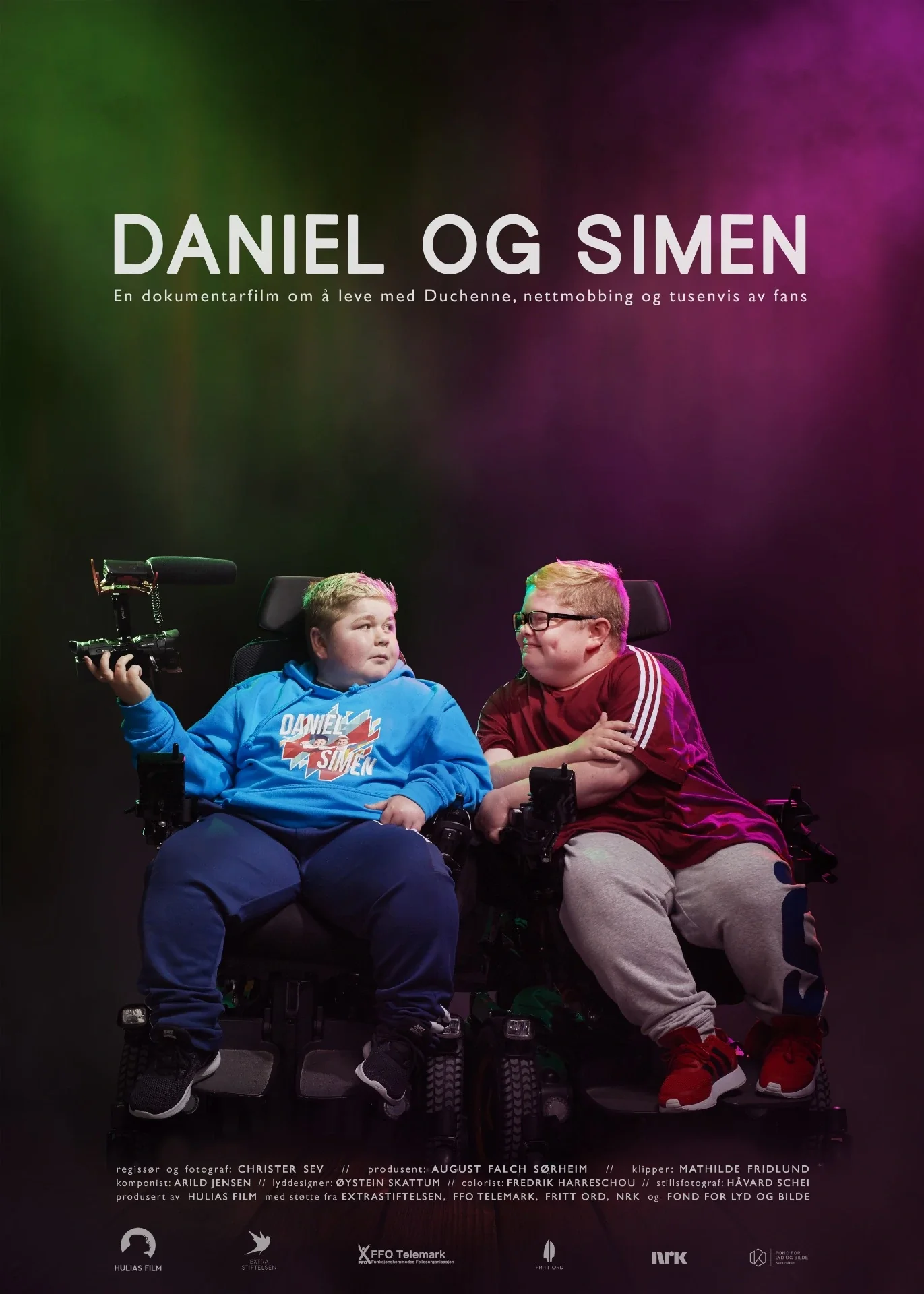 Posterpillar for en norsk dokumentarfilm med to gutter i rullestol som ser på hverandre, mot en mørk bakgrunn med fargeeffekter.