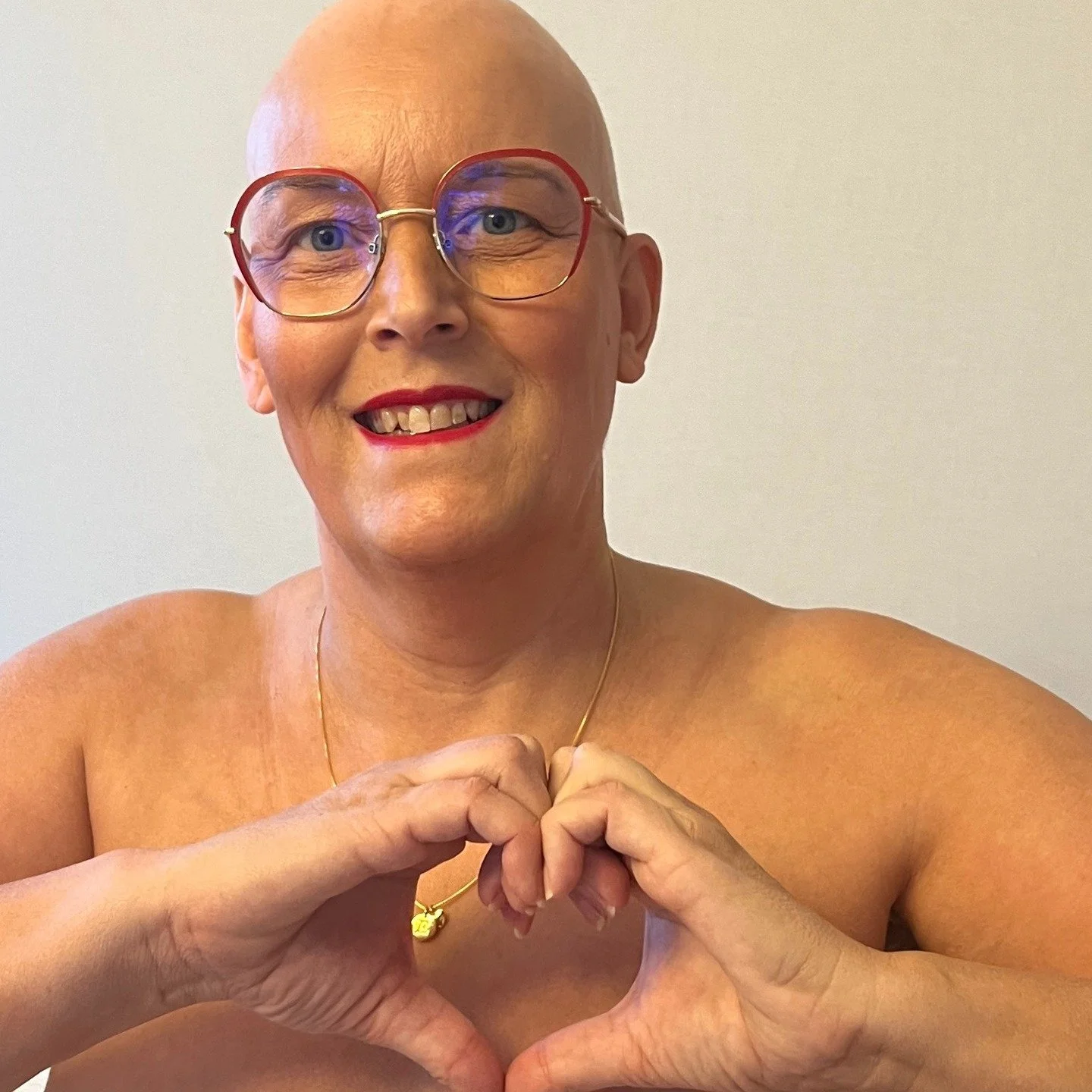 &rdquo;Det &auml;r f&ouml;r att du har s&aring; mycket k&auml;rlek, mamma&rdquo; &hearts;️ 

Idag &auml;r dagen kommen, dagen med sista dosen cellgifter. 

Jag har k&auml;mpat.
Jag har varit stark.
Jag har varit s&aring;rbar.
Jag har k&auml;nt mig li