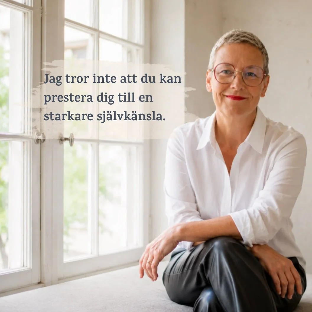 Jag tror inte att vi kan prestera oss till en starkare sj&auml;lvk&auml;nsla.

Inte med fler b&ouml;cker. Inte med nya m&aring;l. Inte genom att t&auml;nka r&auml;tt tankar tills det k&auml;nns b&auml;ttre.

Jag har sett f&ouml;r m&aring;nga kloka oc