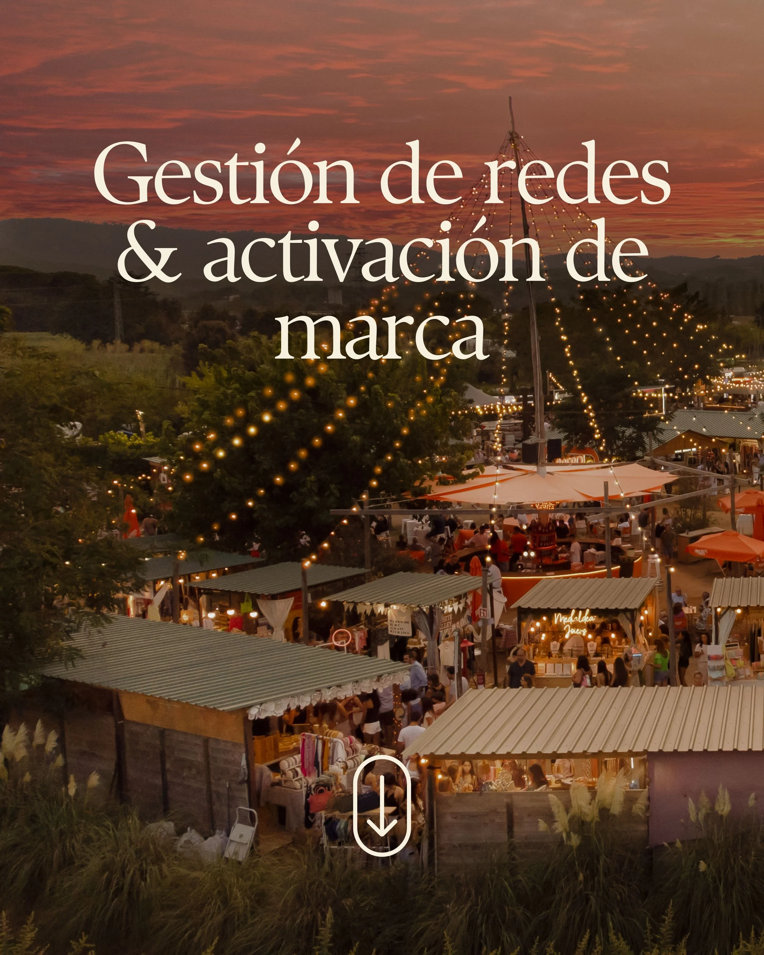 Fotografía de un festival y mercado al aire libre llamado La Santa Market durante el atardecer, con puestos y luces decorativas, y un cielo con tonos naranjas y rosados.