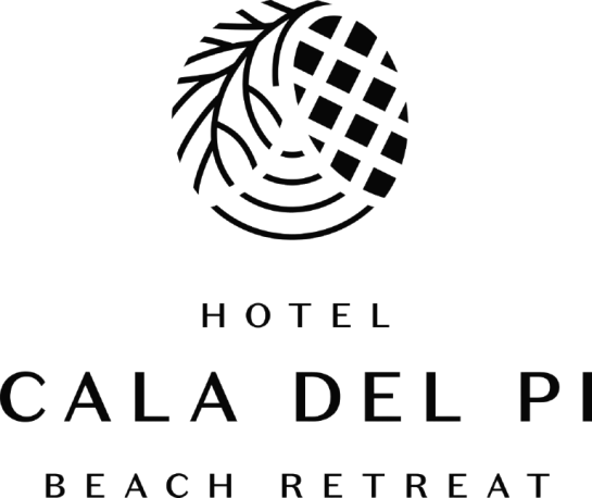 Logotipo del hotel Cala del Pi, con una piña y un diseño de hoja en la parte superior y el texto 'Hotel Cala del Pi Beach Retreat' debajo.