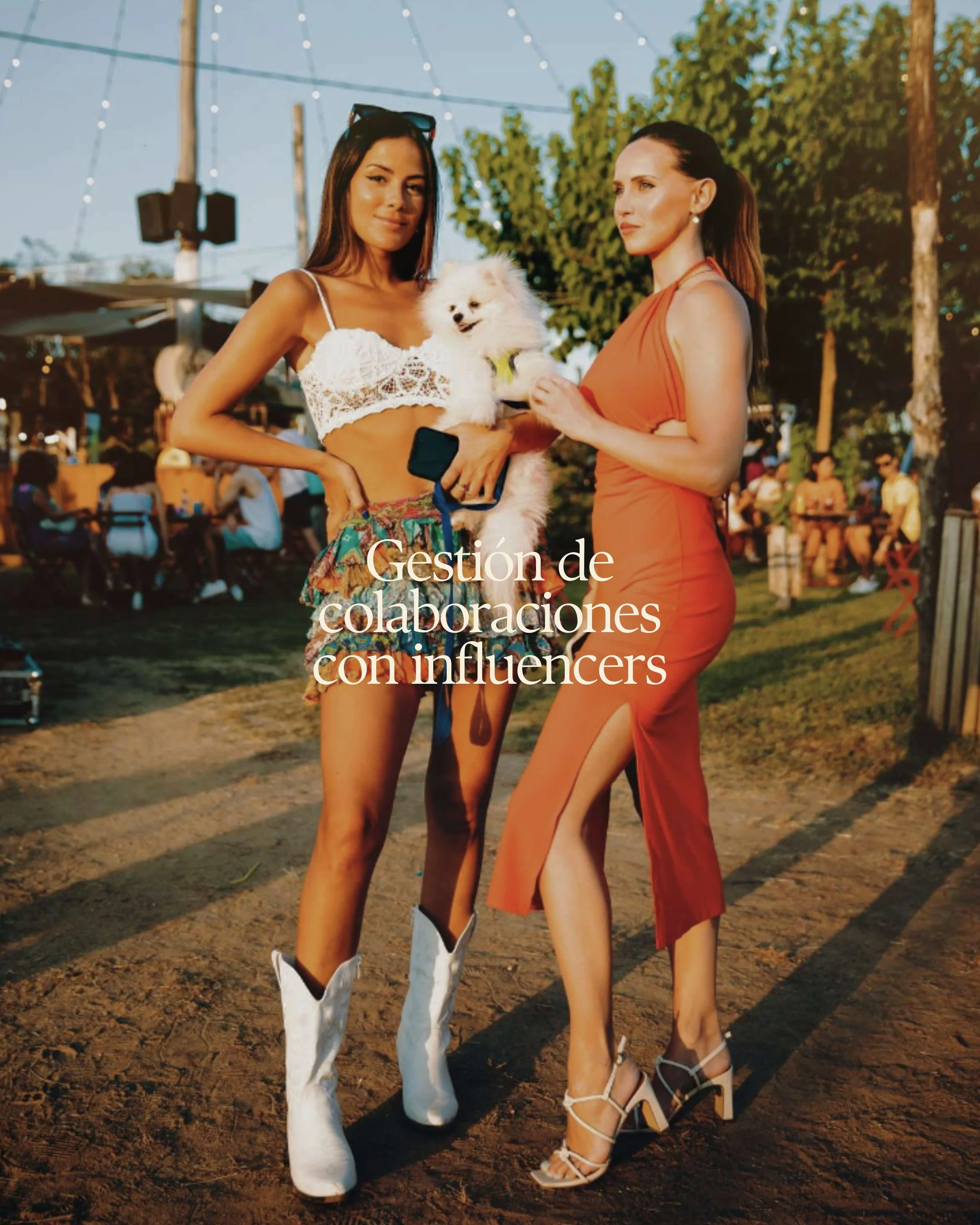 Dos influencers en un evento al aire libre, una sosteniendo una pequeña perro blanco, con el texto 'Gestión de colaboraciones con influencers'
