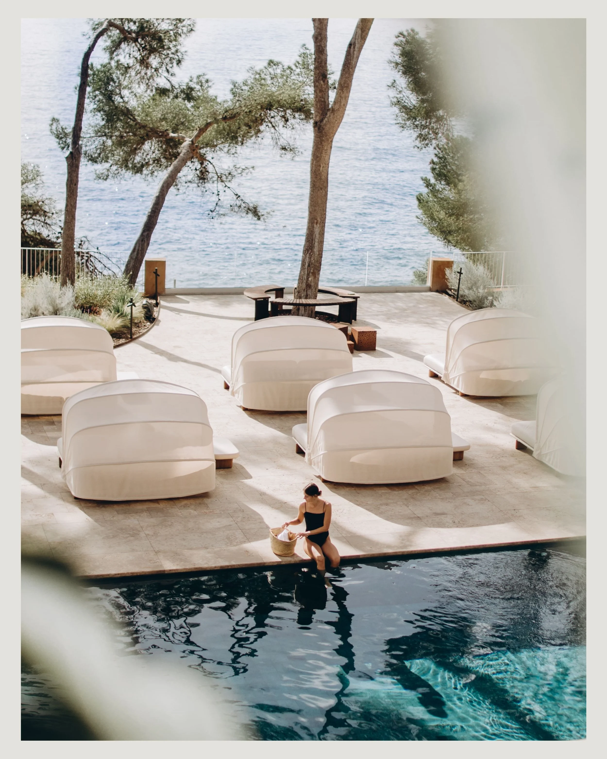 Mujer en traje de baño en el hotel Cala del Pi en Platja d'aro, un hotel cinco estrellas