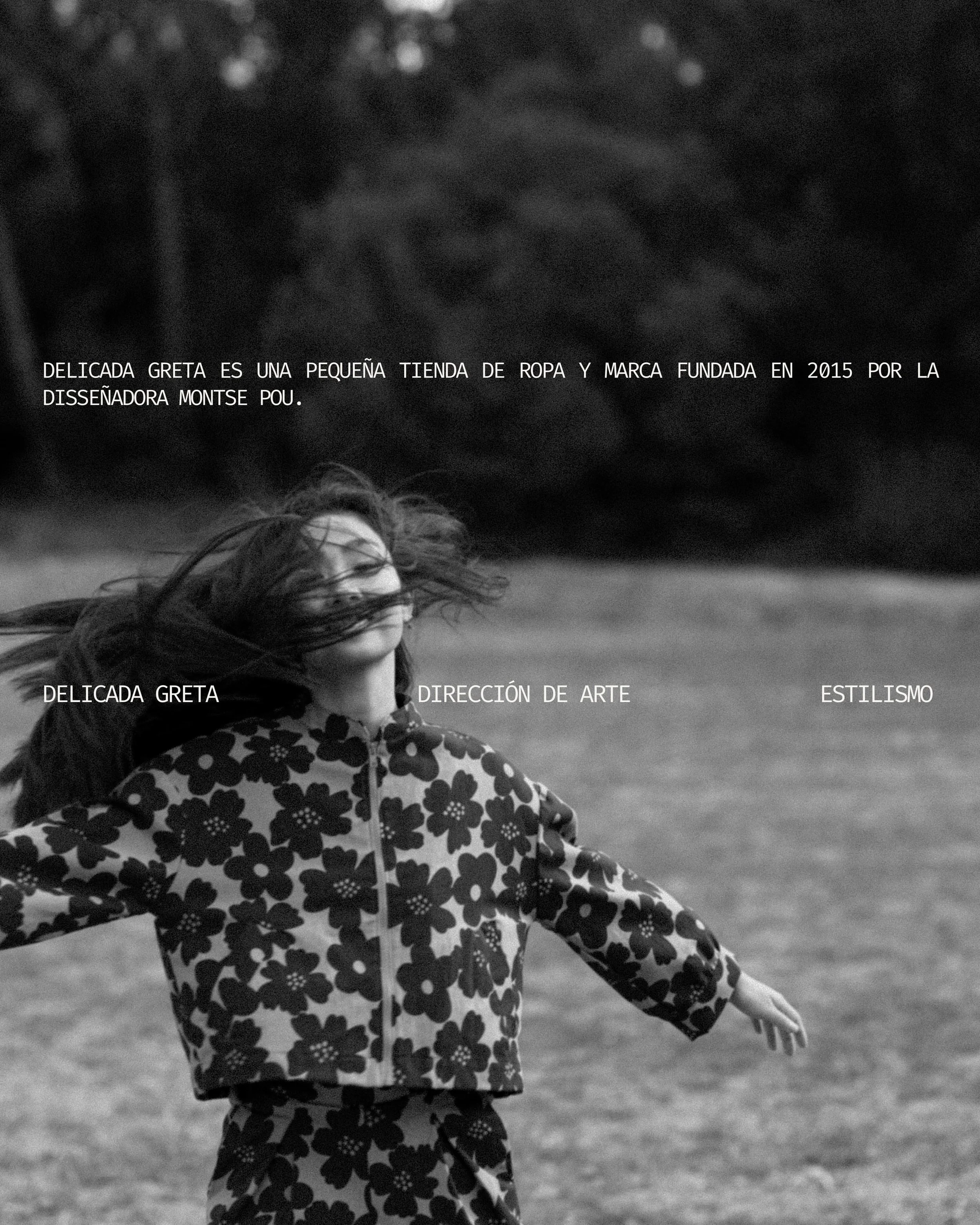 Una mujer con cabello largo y suelto en medio de un campo, vestida con una chaqueta de estampado de flores, con el viento moviendo su cabello. Texto en la imagen describe una tienda de ropa llamada "Delicada Greta" y su fundación en 2015 por la diseñadora Montse Pou, incluyendo palabras clave como "DIRECCIÓN DE ARTE" y "ESTILISMO".