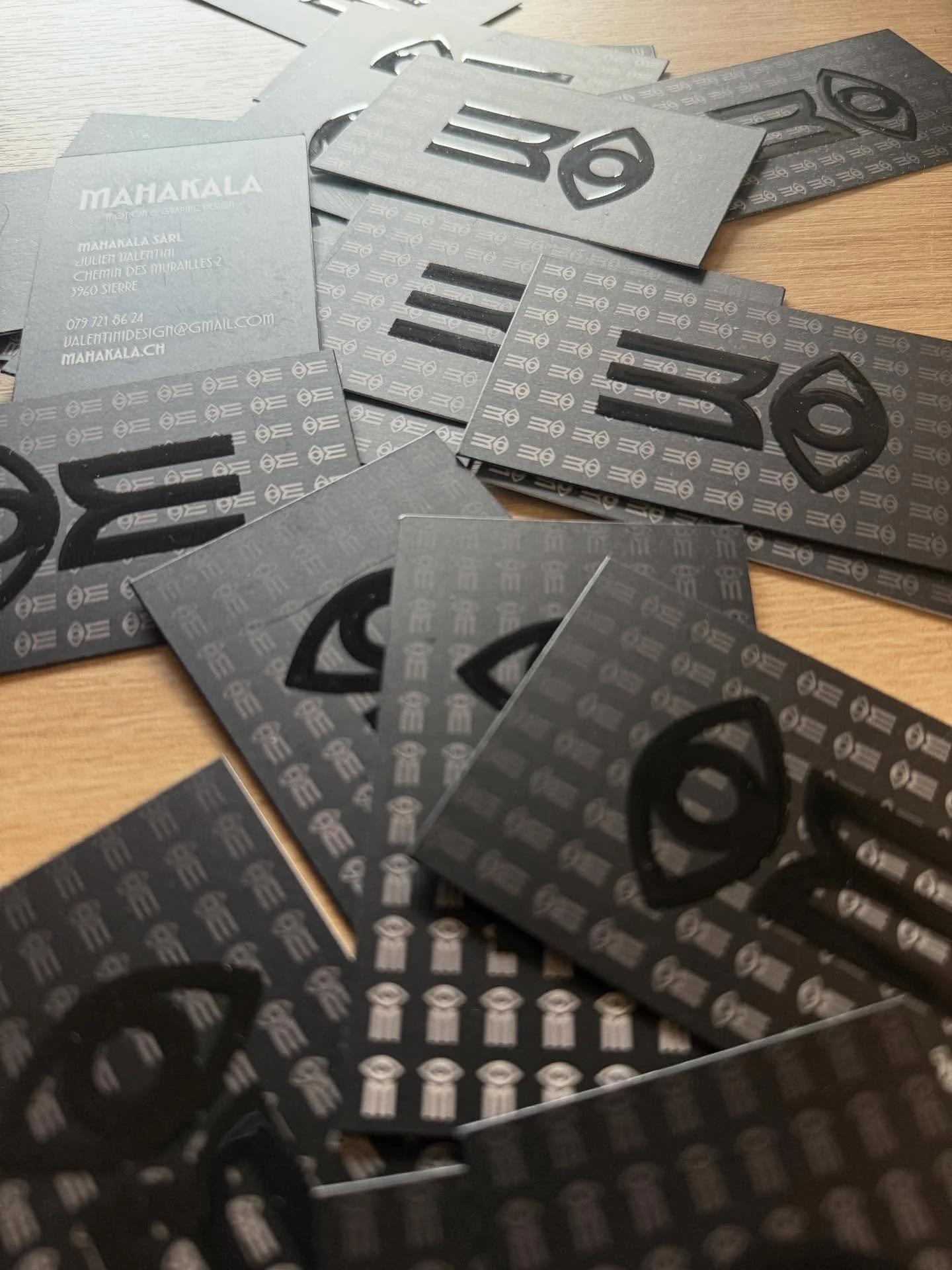 Finalement rien ne remplace une bonne carte de visite. Et j&rsquo;avoue, j&rsquo;adore les design. #mahakala #design #graficdesign #cartedevisitepersonnalis&eacute;e #businesscards #printing