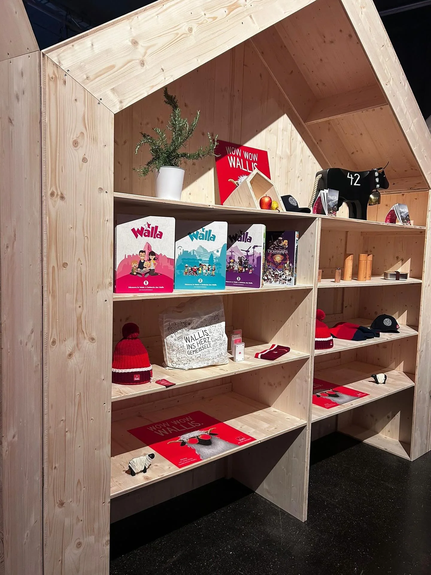 Cr&eacute;ation de divers visuels pour le stand @valaiswallis de la @olma_official #standdesign #valais #wallis #olma #illustration #animaux