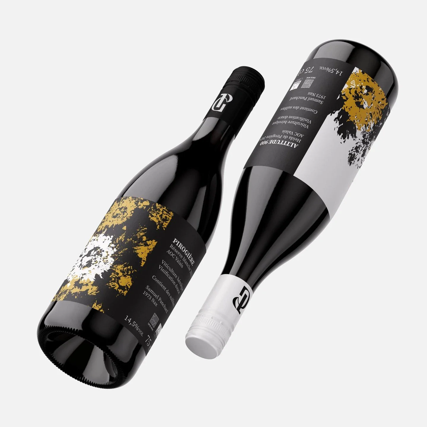 N&eacute;e sur le terrain de La Pirogi&egrave;re, cette &eacute;tiquette capture l'essence du lieu. Bois, pierres, poussi&egrave;re et fleurs des pentes valaisannes, enduits d'encre pour un design authentique. Hommage &agrave; la viticulture h&eacute