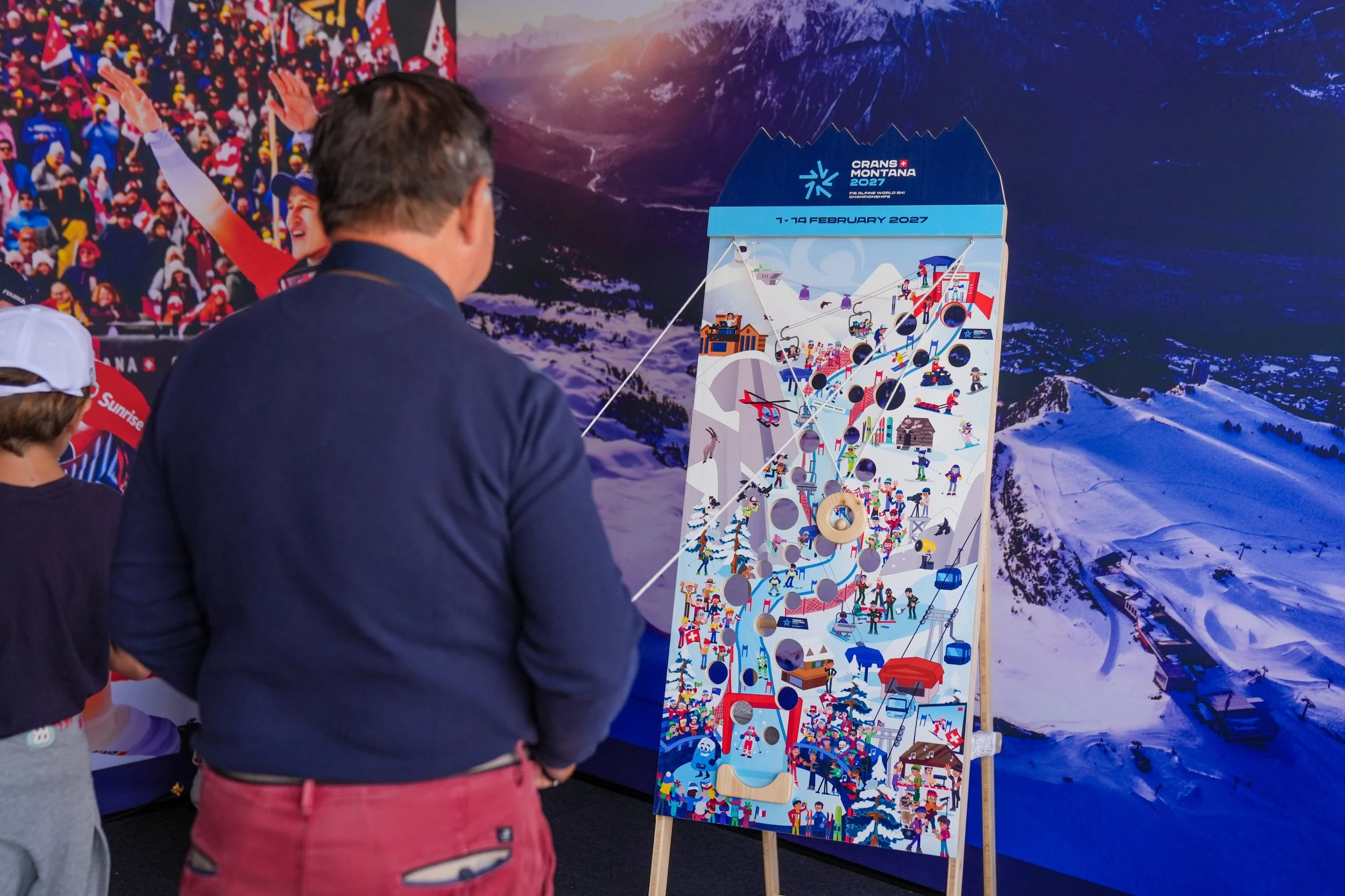 Une photo d'un remonte bille, illustrée par Julien Valentini dans un style de dessin vectoriel avec des petits personnages qui font du ski