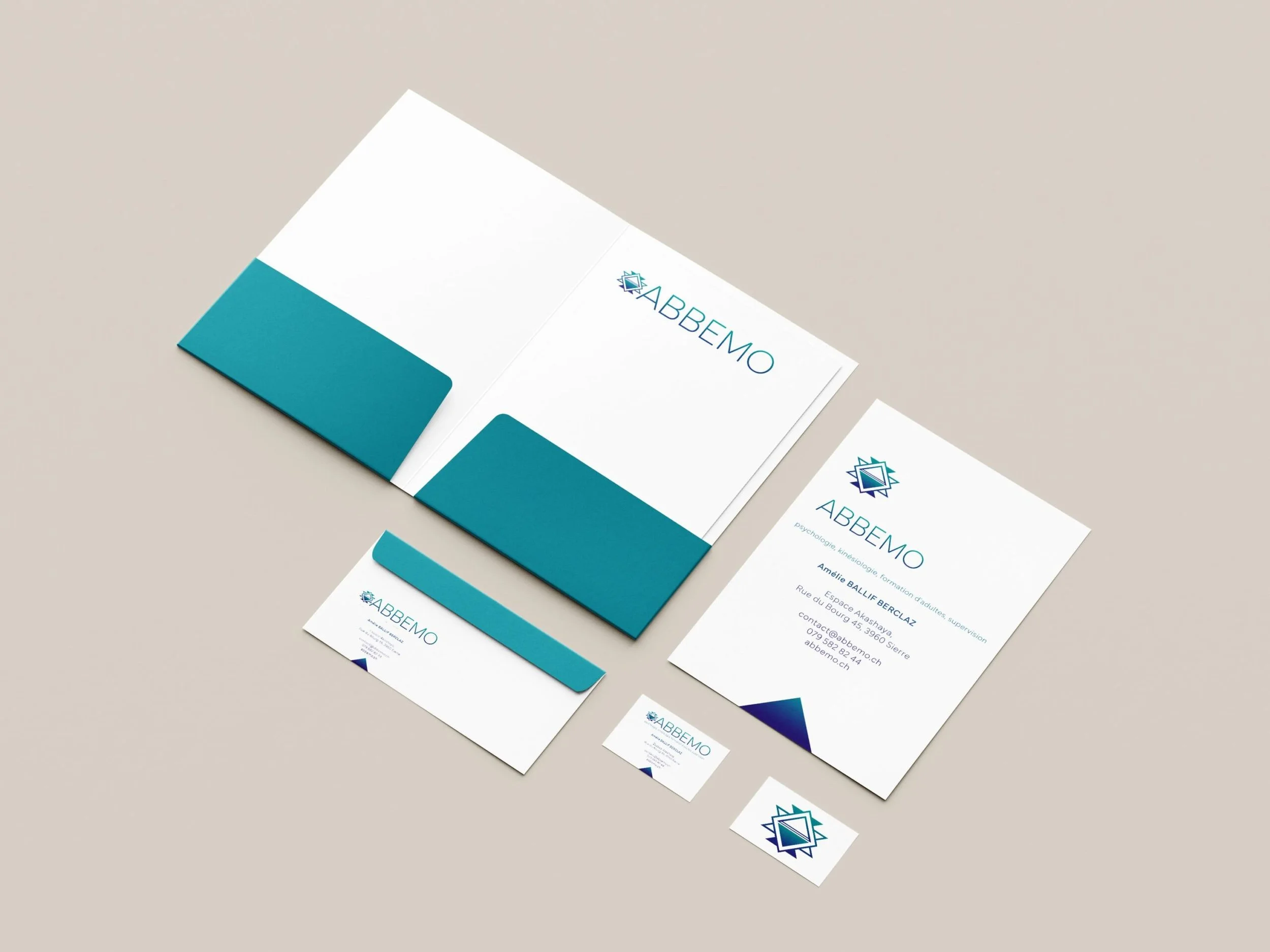 Papier à lettre et enveloppe pour le corporate design d'une entreprise de coaching et de bien-être. Couleurs pastels dégradé et typographie élégante.
