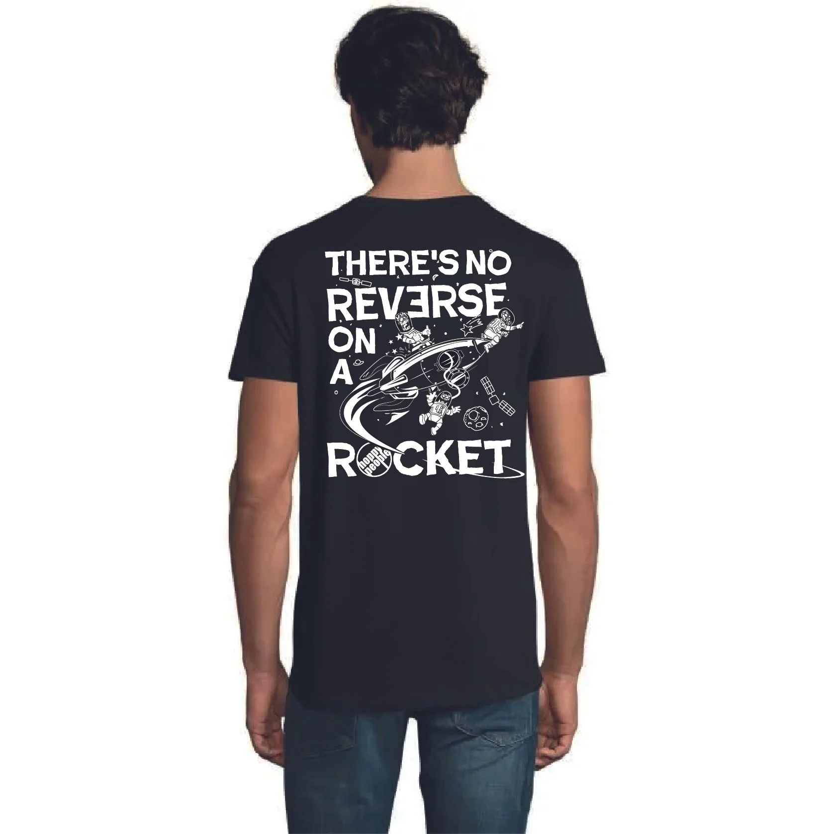 un homme de dos porte un t-shirt avec l' illustration d'une fusée