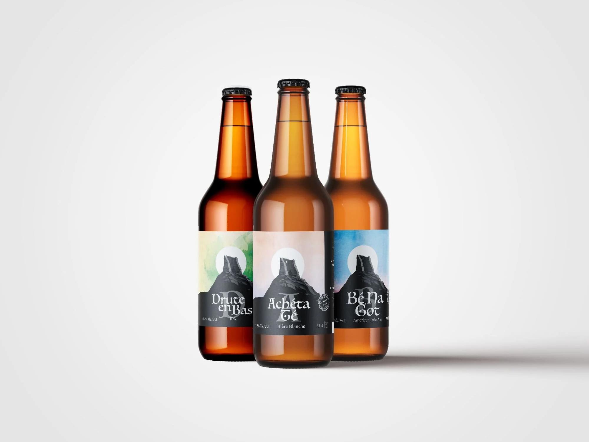 Trois bouteilles de bière avec une étiquette illustrée qui représente un château