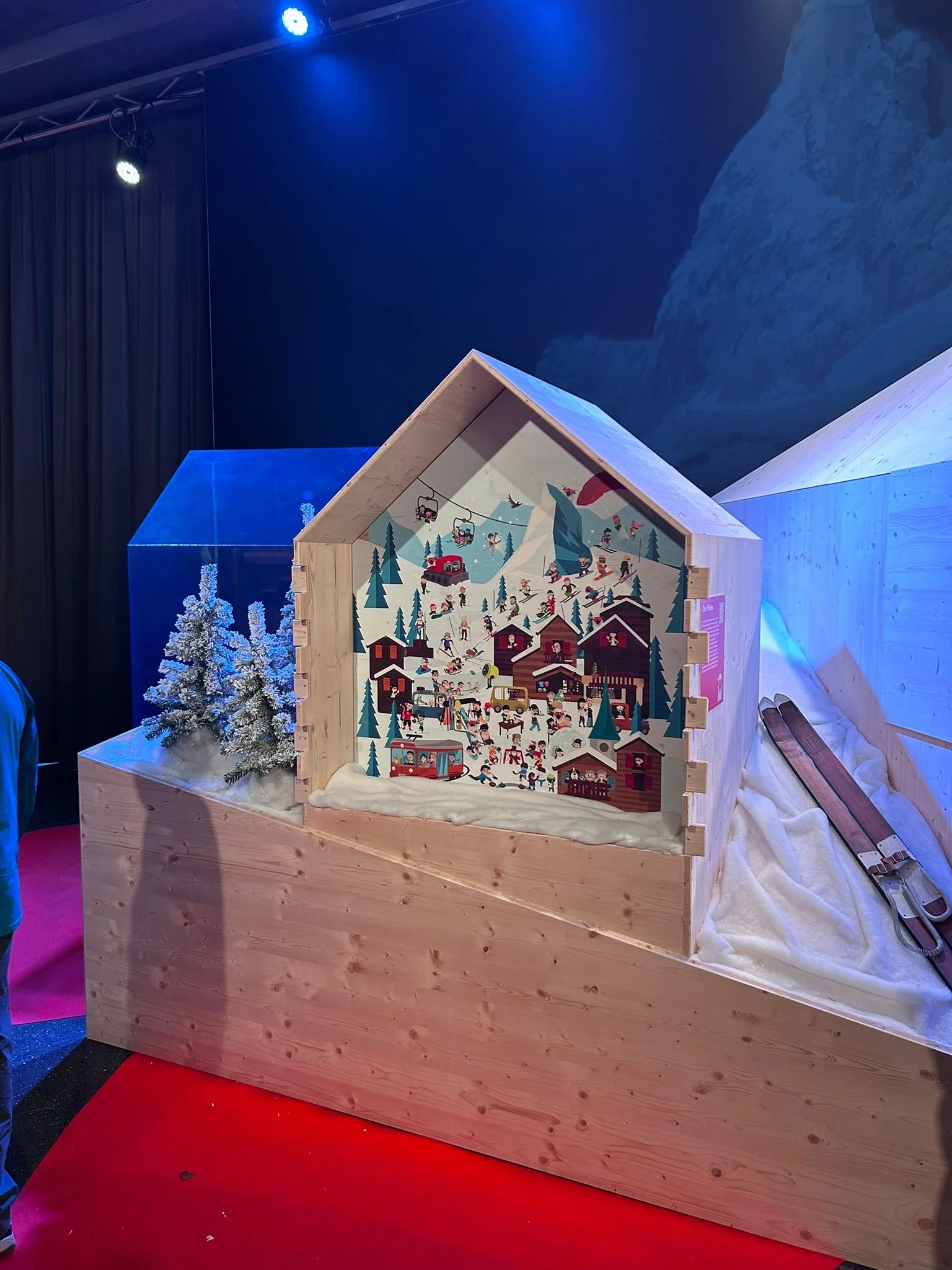 Photo d'une cabane en bois avec à l'intérieur un paysage dessinée qui représente la station de ski de  Zermatt