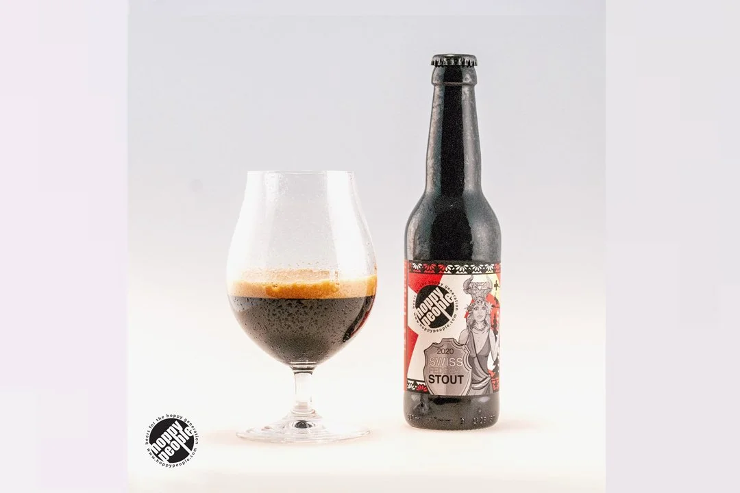 Une étiquette de bière avec un personnage féminin illustré qui tient un bouclier