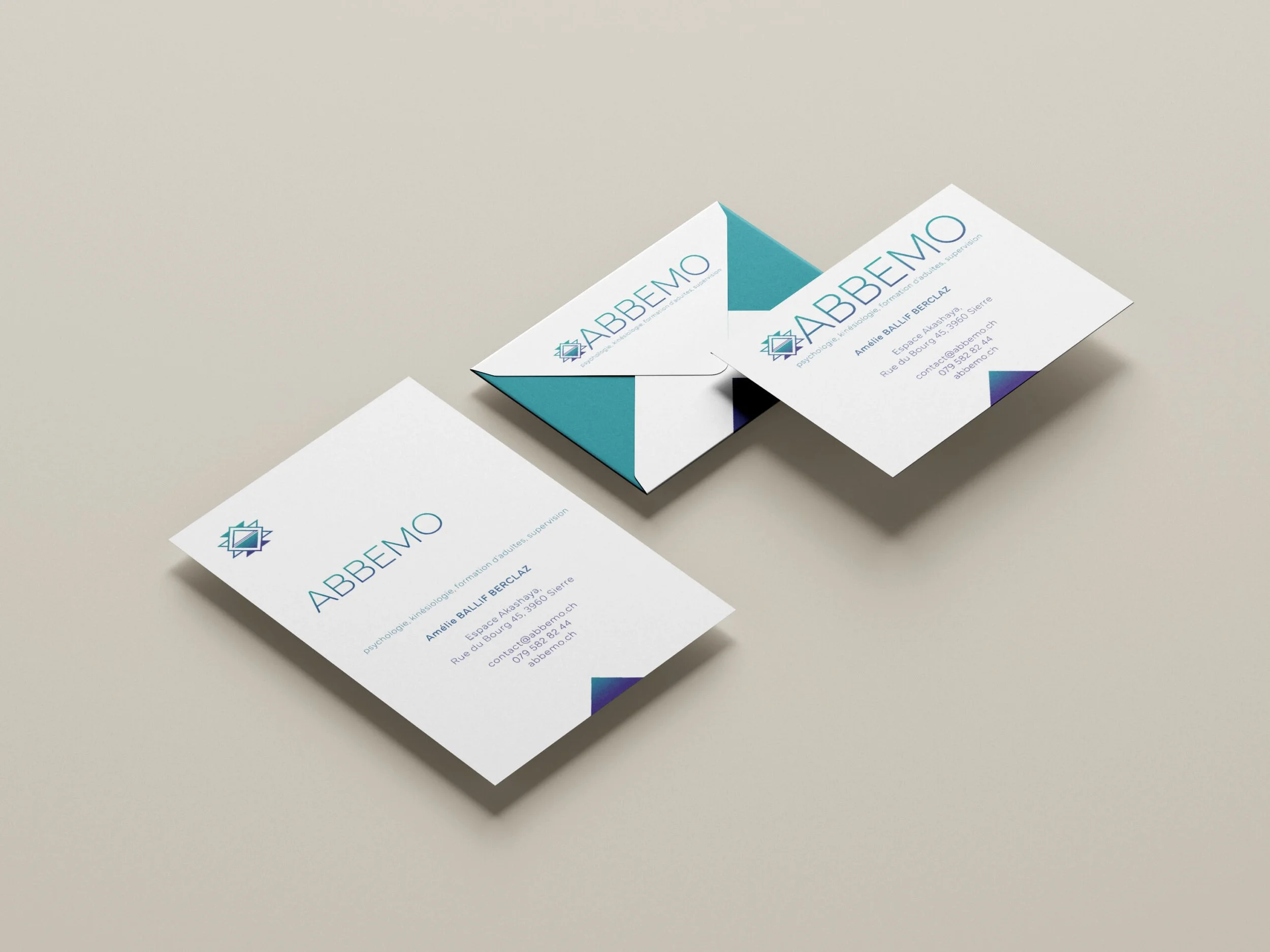 Papier à lettre et carte de visite d'une entreprise de coaching. Le papier est blanc avec une surimpression en verni. Le logo est mis en valeur.
