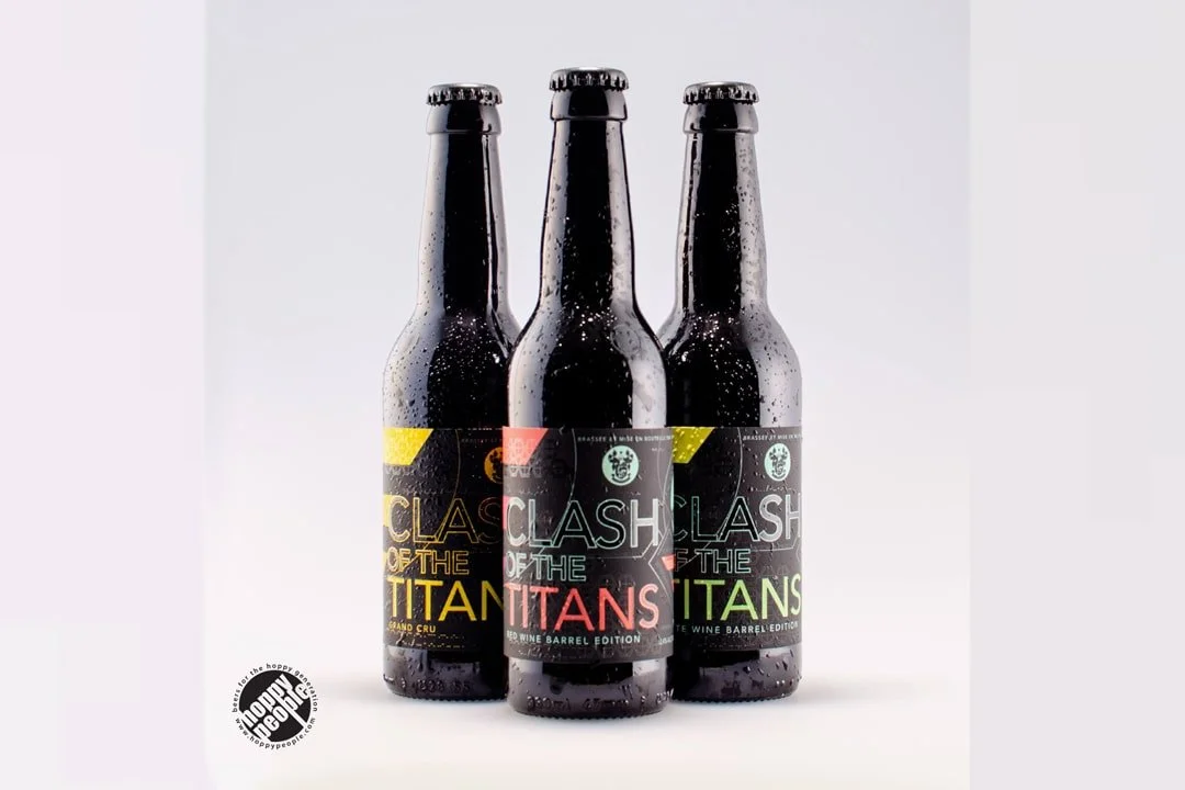 Trois bouteilles de bière foncé avec une étiquette graphique au design géométrique