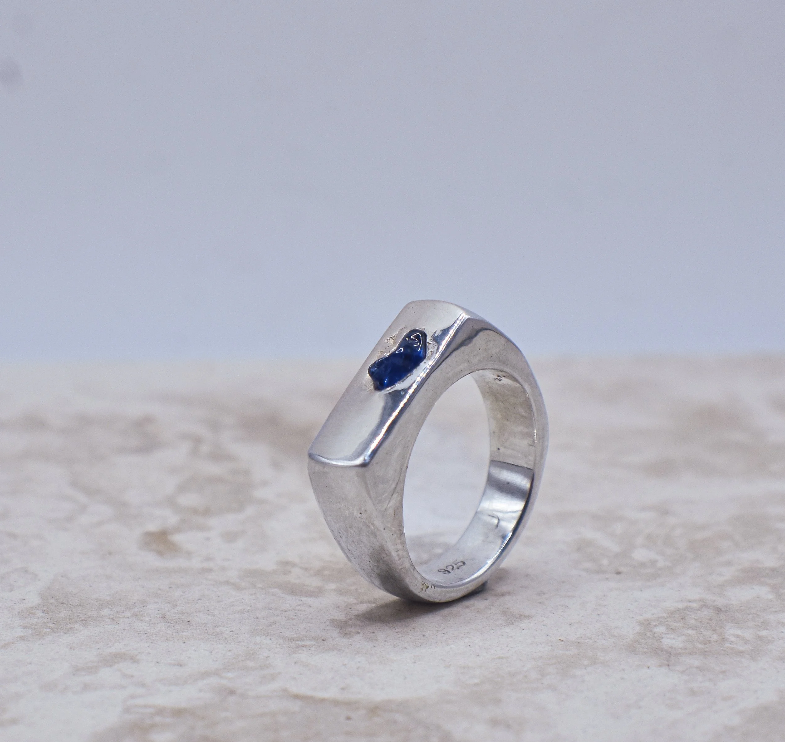 Blue sapphire pebble ring. size - 8 (P .1/2)
