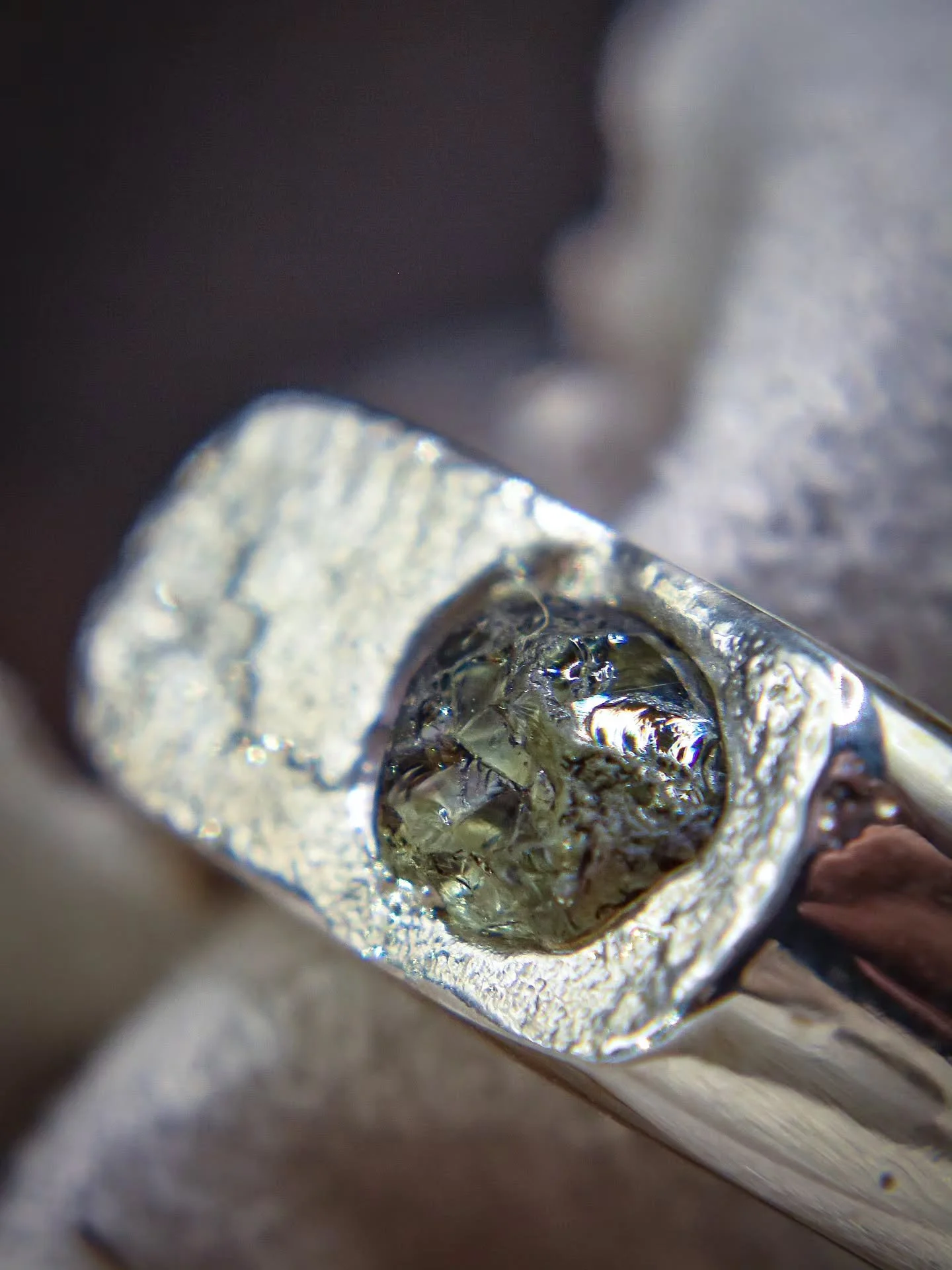 A few close ups of one of the latest Unearthed rings to come off the bench.
This little Tanzanian teal/green sapphire sits so perfectly in this ring, and matches the texturing on the face so nicely 😃

#silverjewelry #sapphirering #slowfashion #handm