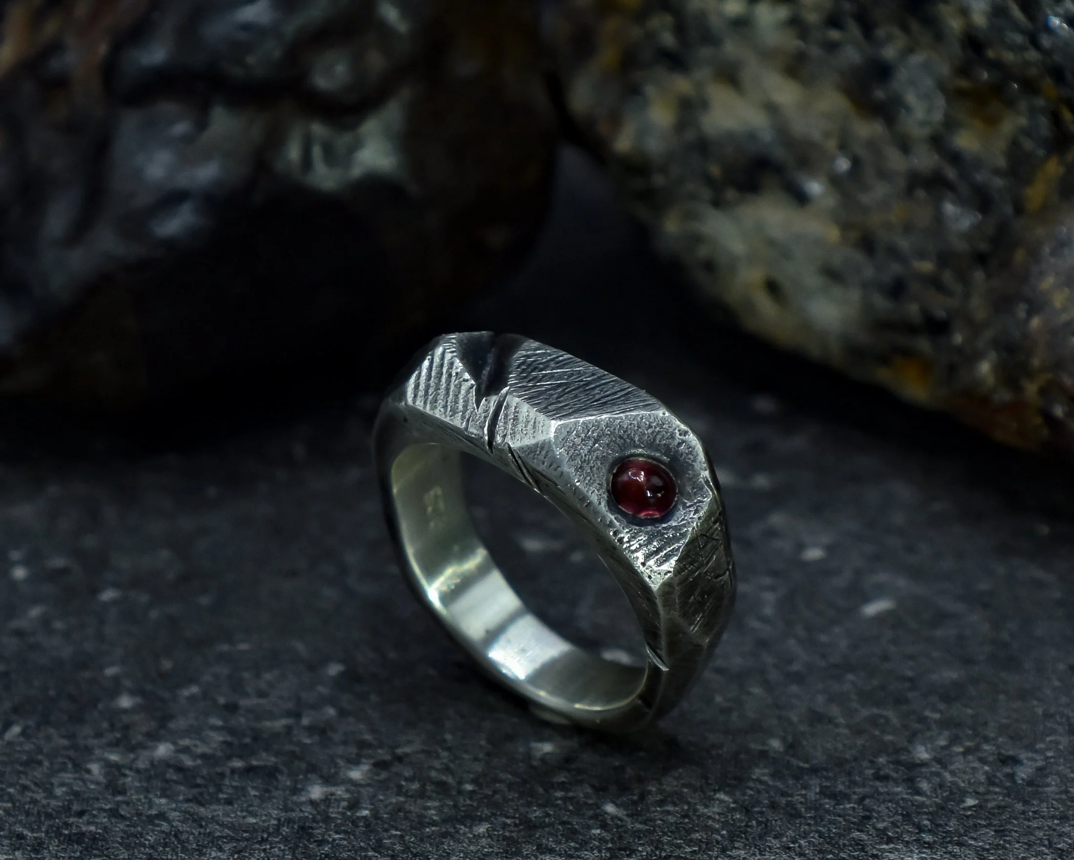 Pink/red sapphire Kaos ring. size 8  ( P.1/2)
