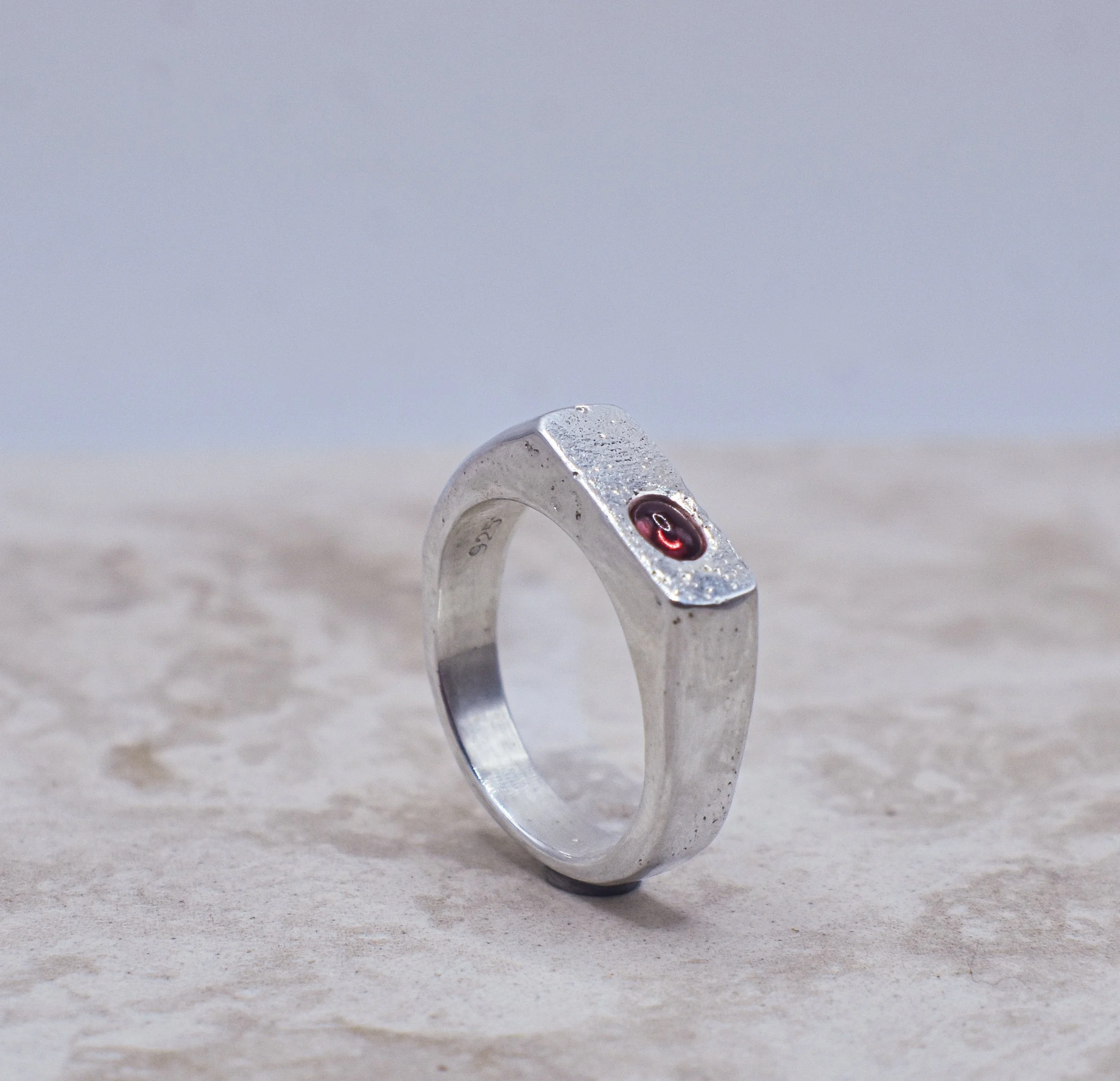 Pink/red sapphire pebble ring. size - 8 (P .1/2)