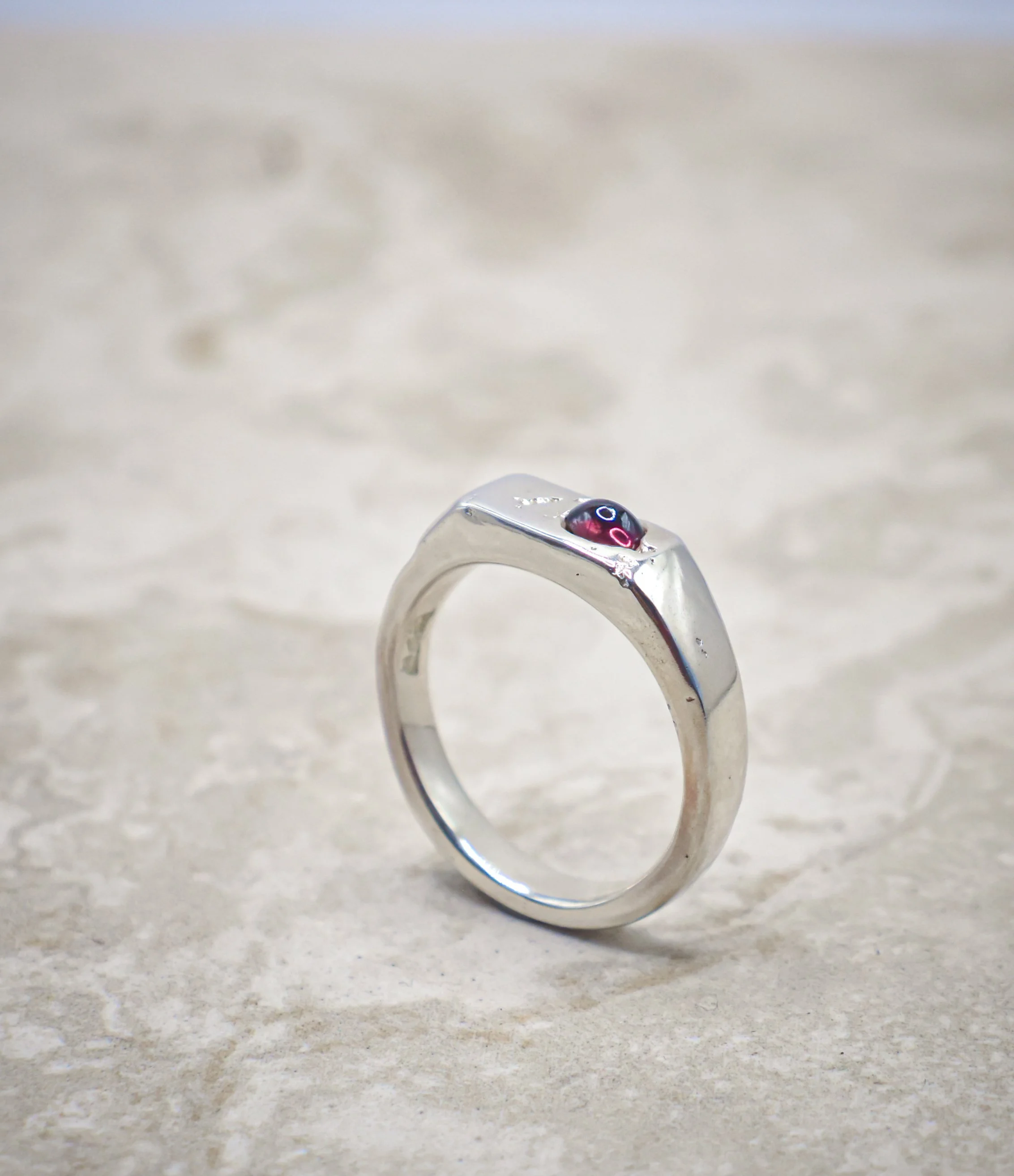 Pink/red sapphire Pebble ring
