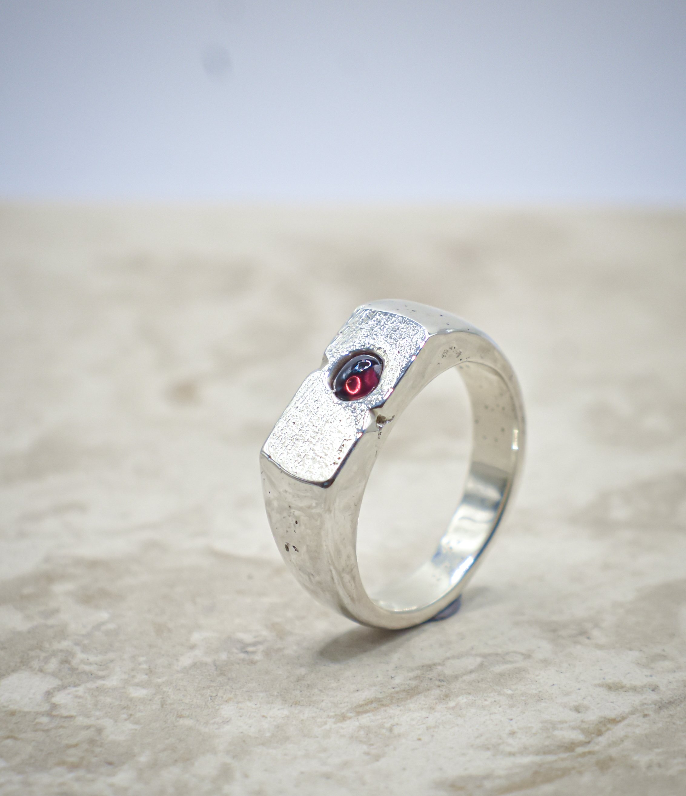 Pink/red sapphire Pebble ring