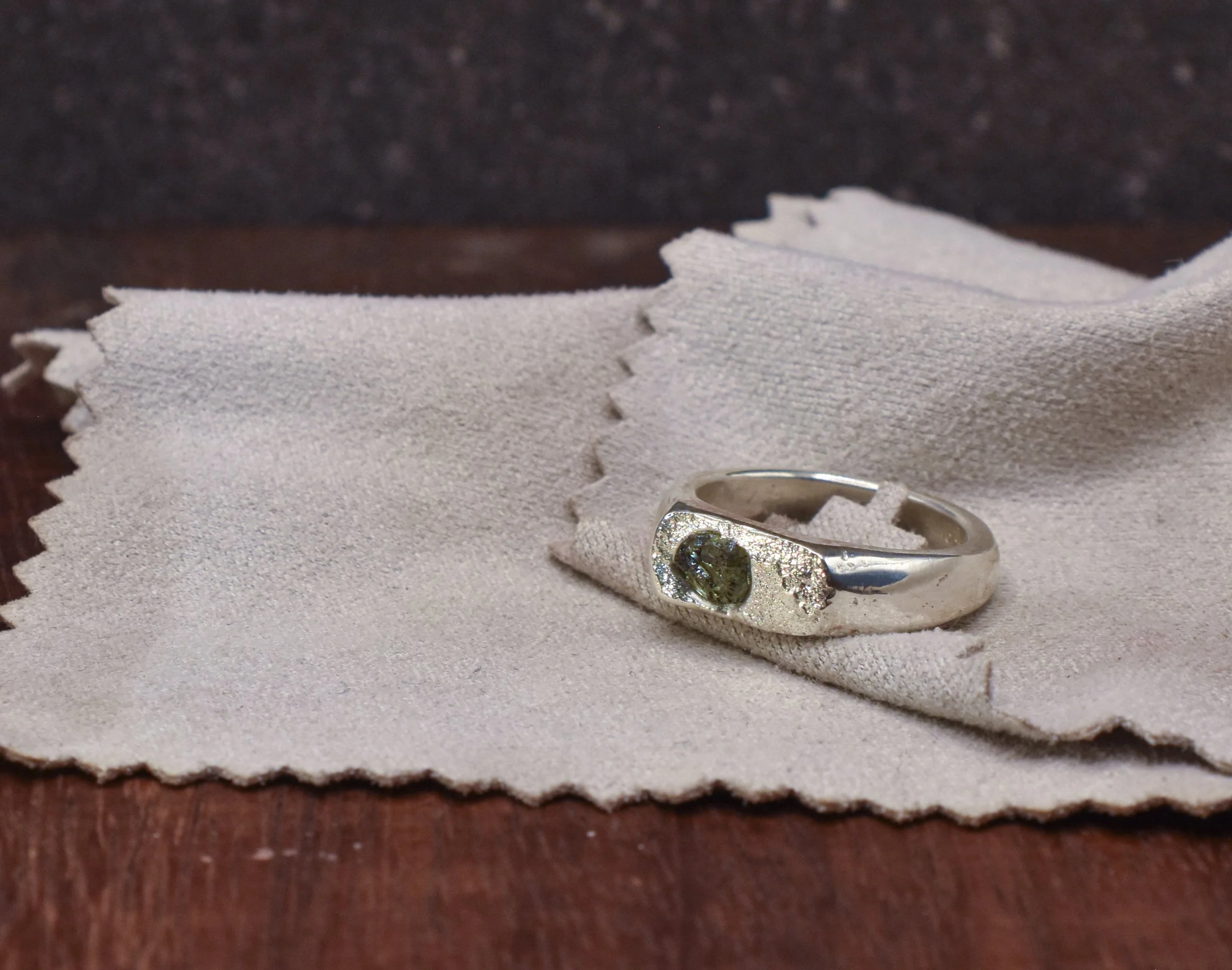 Unearthed rough sapphire. size L (5. 3/4))