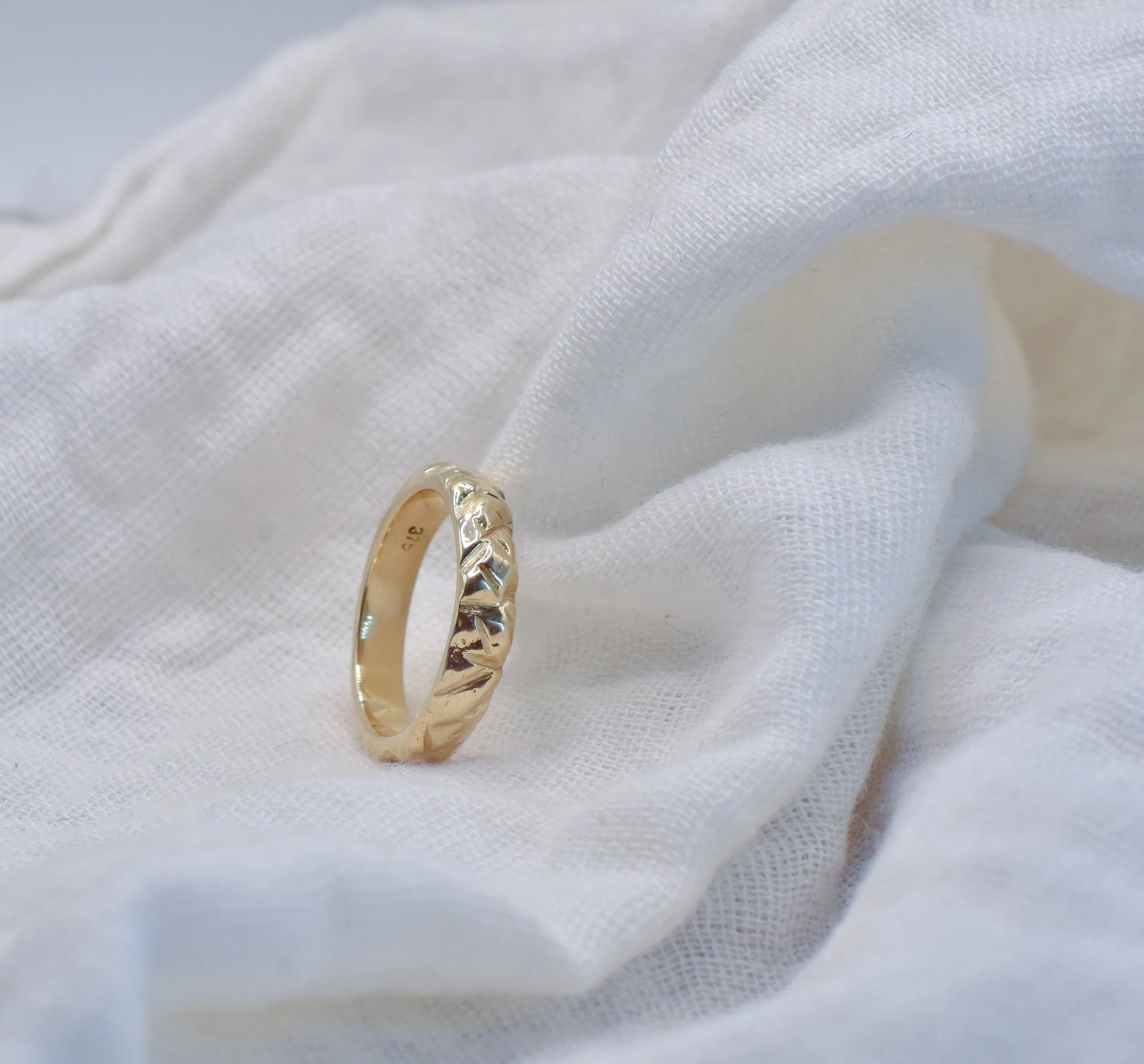 Solid gold 9k file cut ring. size 6 (L 1/2)