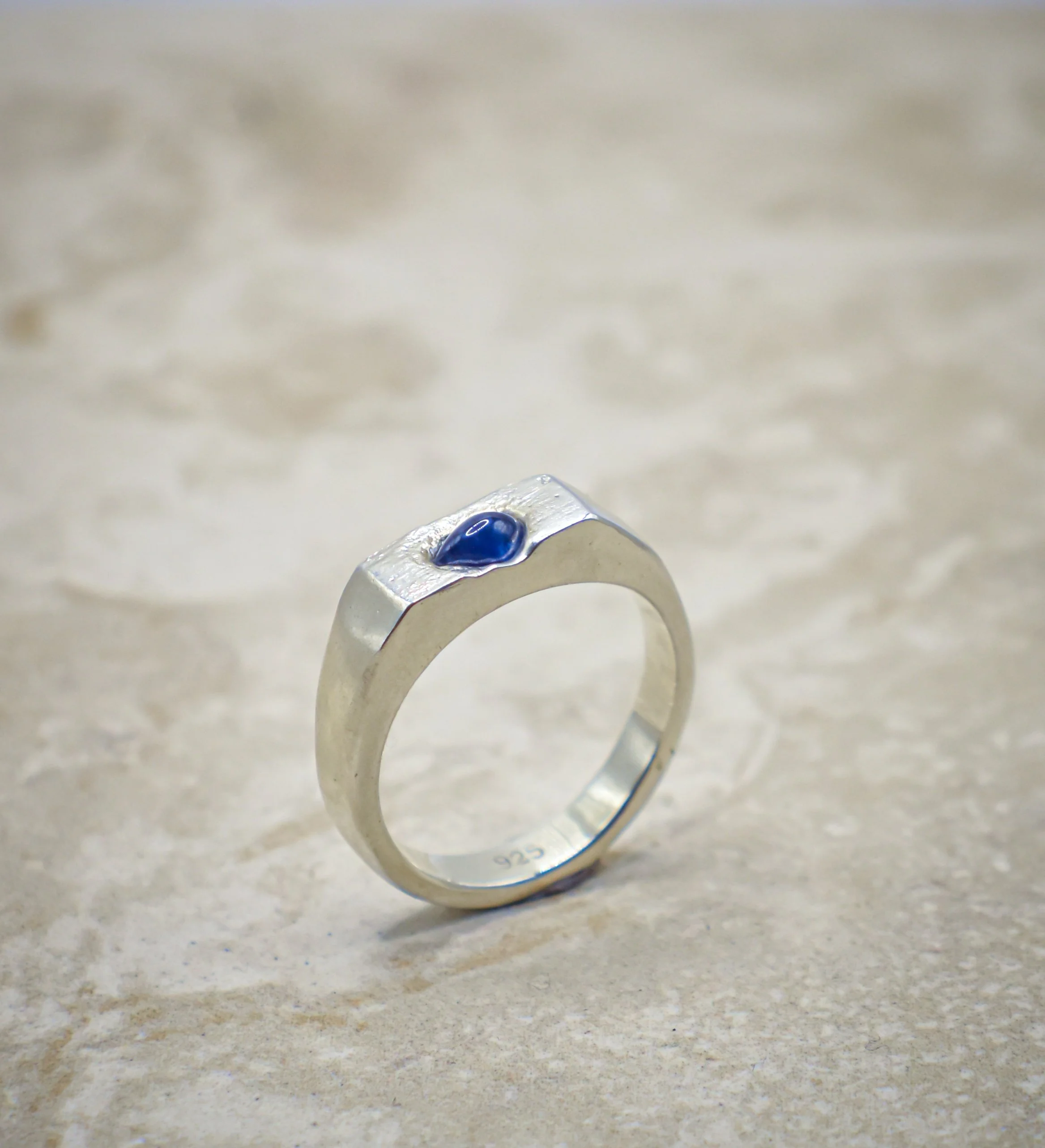 Blue sapphire pebble ring