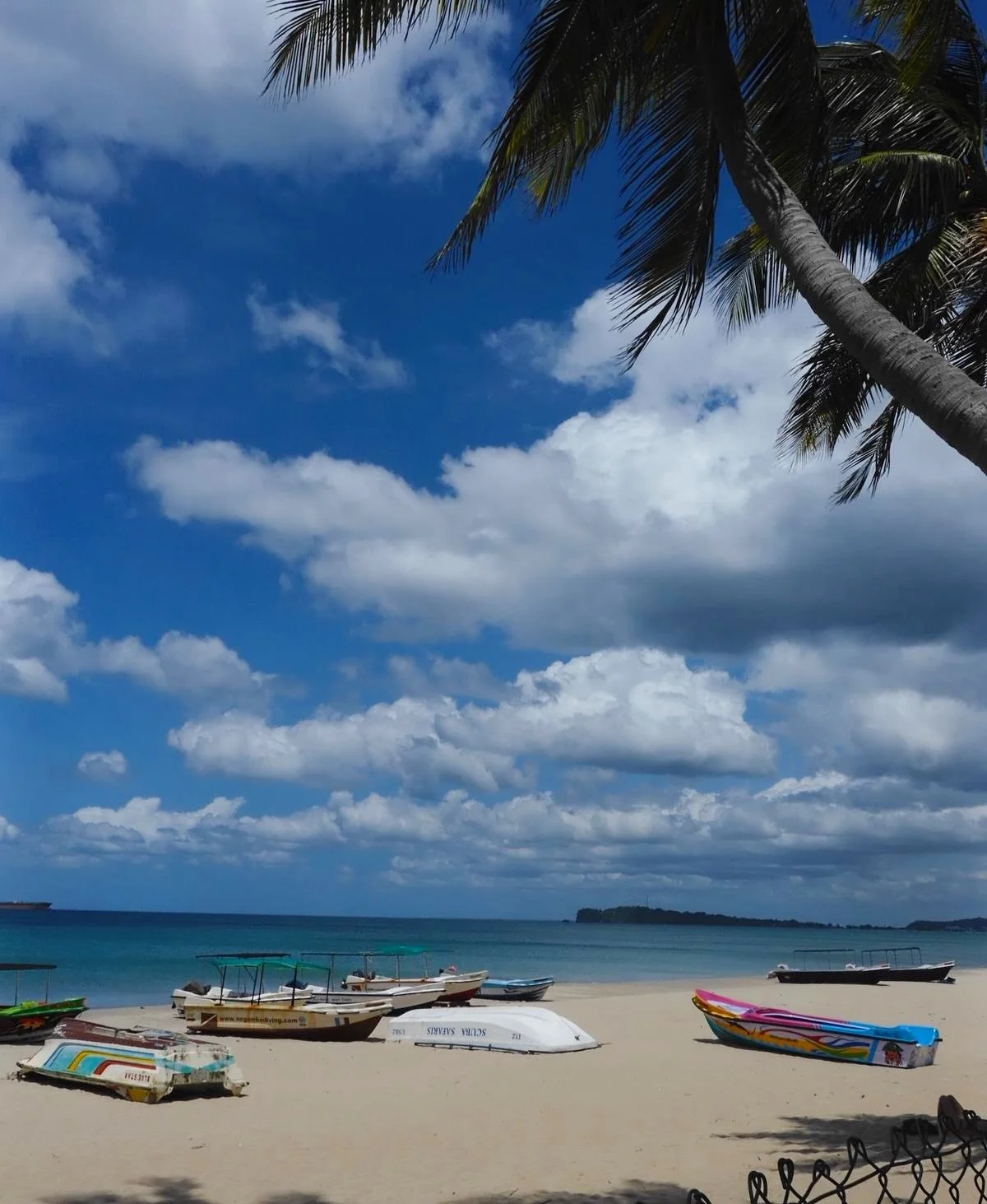 train, beach &amp; eat in Sri Lanka