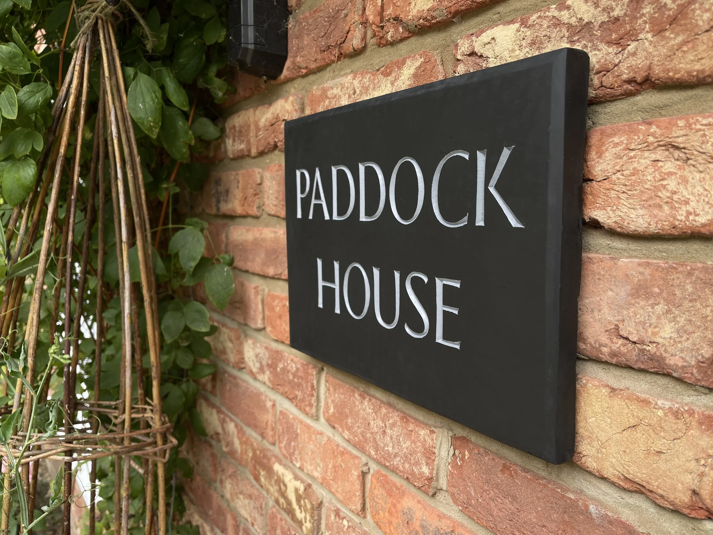 House sign.
Carved in slate and painted.
35x25cm.
2025. Sold