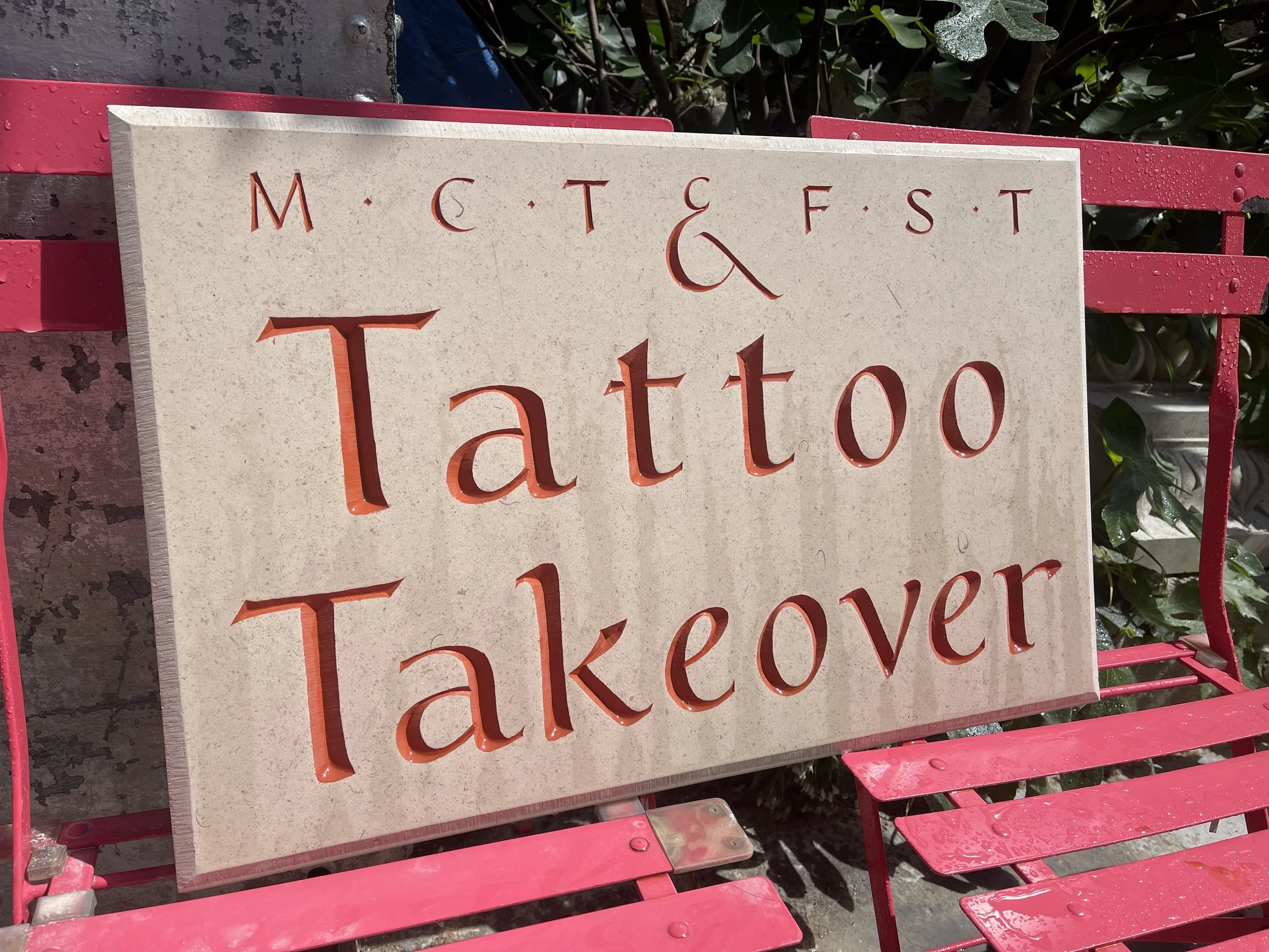Sign for an event.
Carved in Moleanos stone and painted.
30x50x4cm
2023. Sold