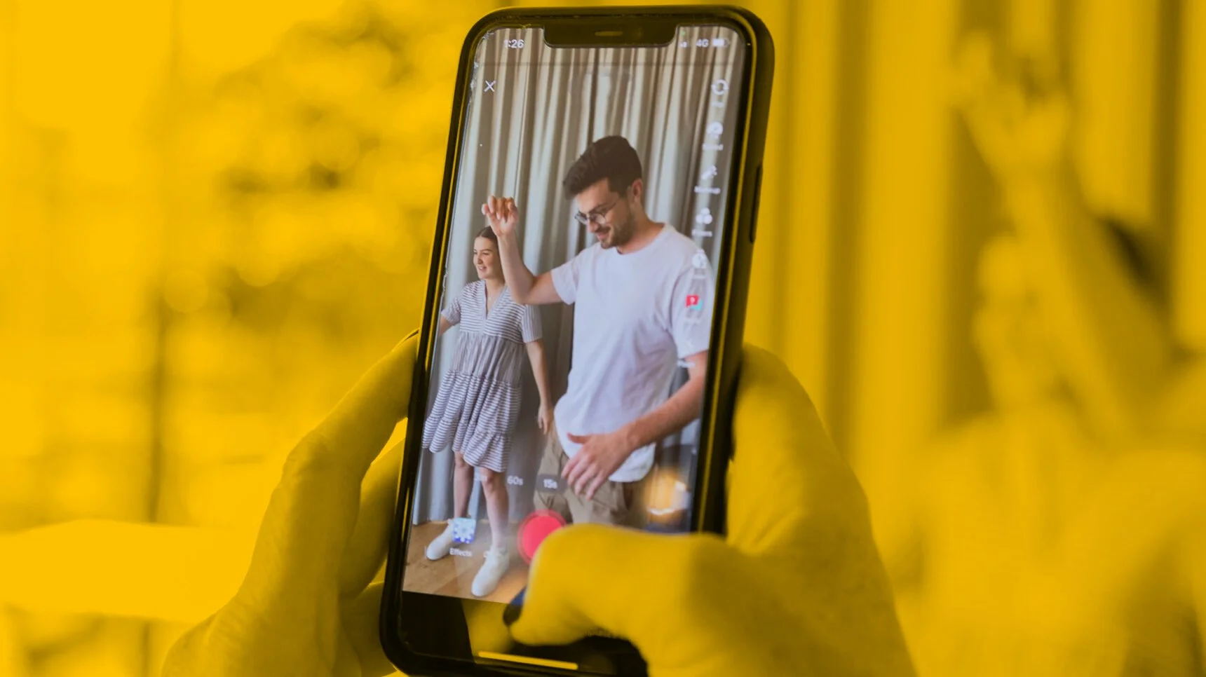   KRÓTKIE FORMY WIDEO  
  
Dynamiczne, angażujące i idealne do social mediów — krótkie formy wideo to must-have dla marek, które chcą być widoczne. Sprawdzą się na TikToku, Instagramie czy YouTube Shorts, pomagając budować rozpoznawalność, rozwijać p