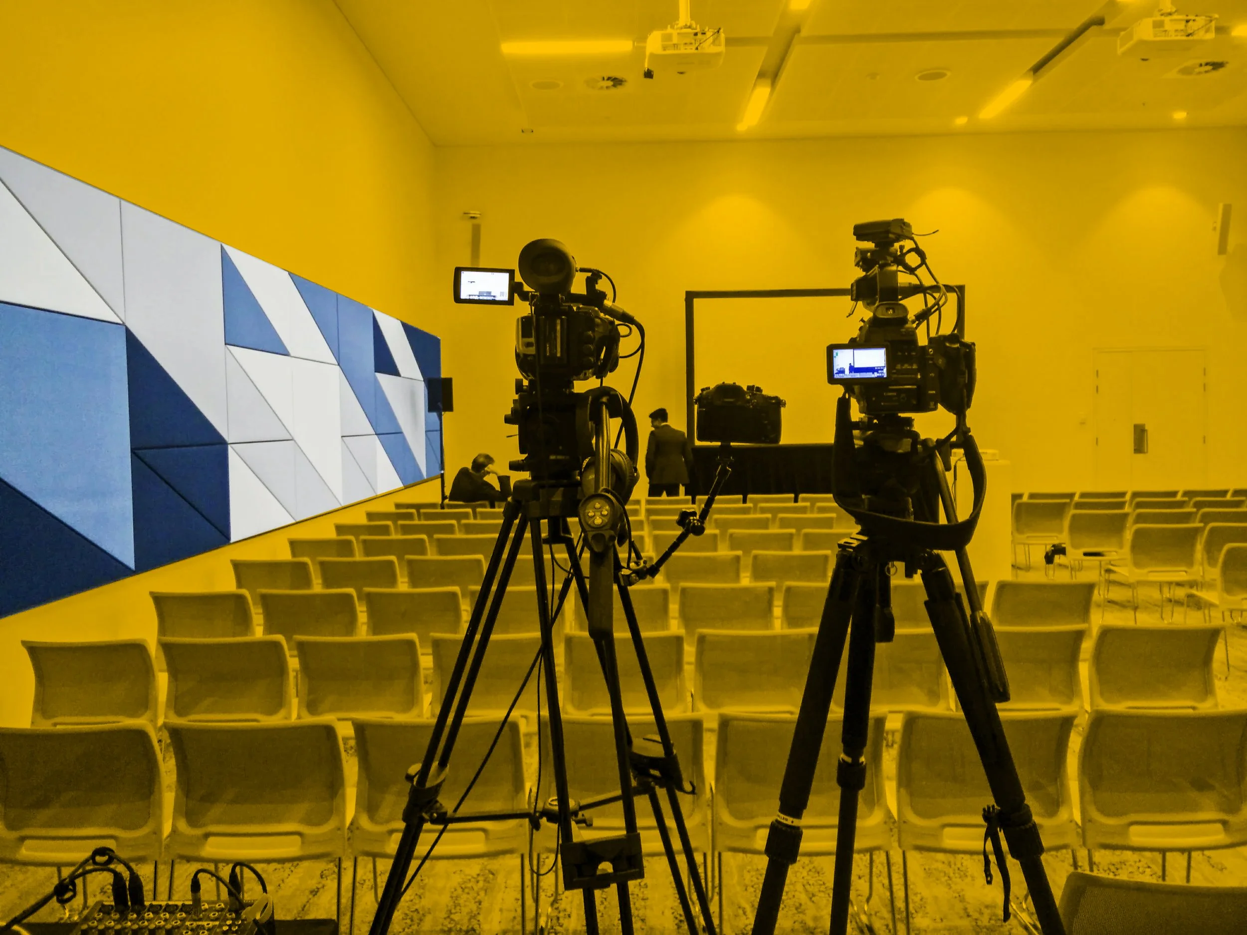   FILMY EVENTOWE  
 
 
Filmy z eventów stanowią idealny sposób na udokumentowanie kluczowych momentów z życia Twojej firmy. Piękny materiał wideo z jubileuszu czy targów to cenna pamiątka, którą możesz z powodzeniem wykorzystać w działaniach marketin