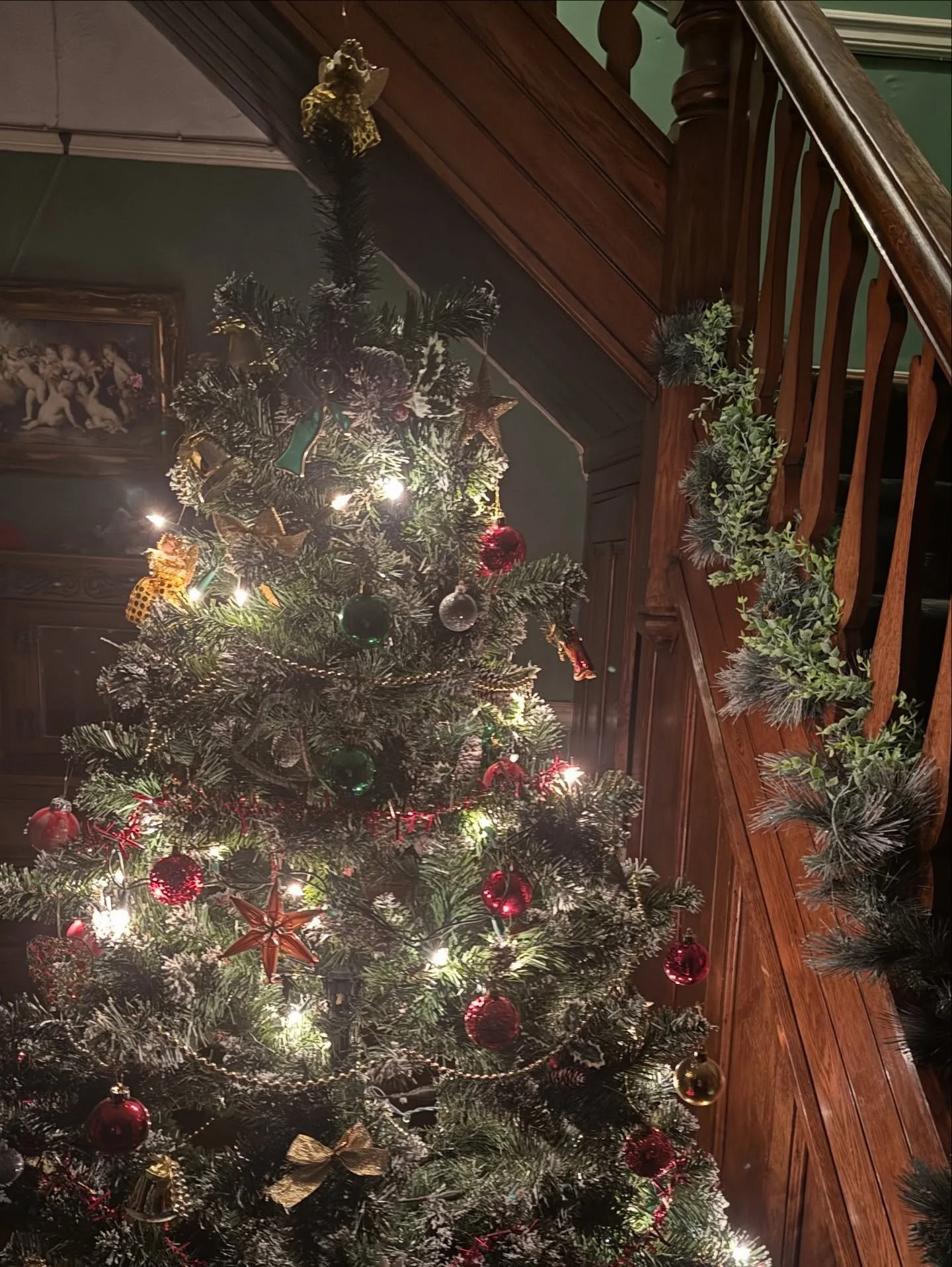 Christmas tree is up, mulled wine is served, Christmas flower workshop pending- full holiday spirit on! 🎄