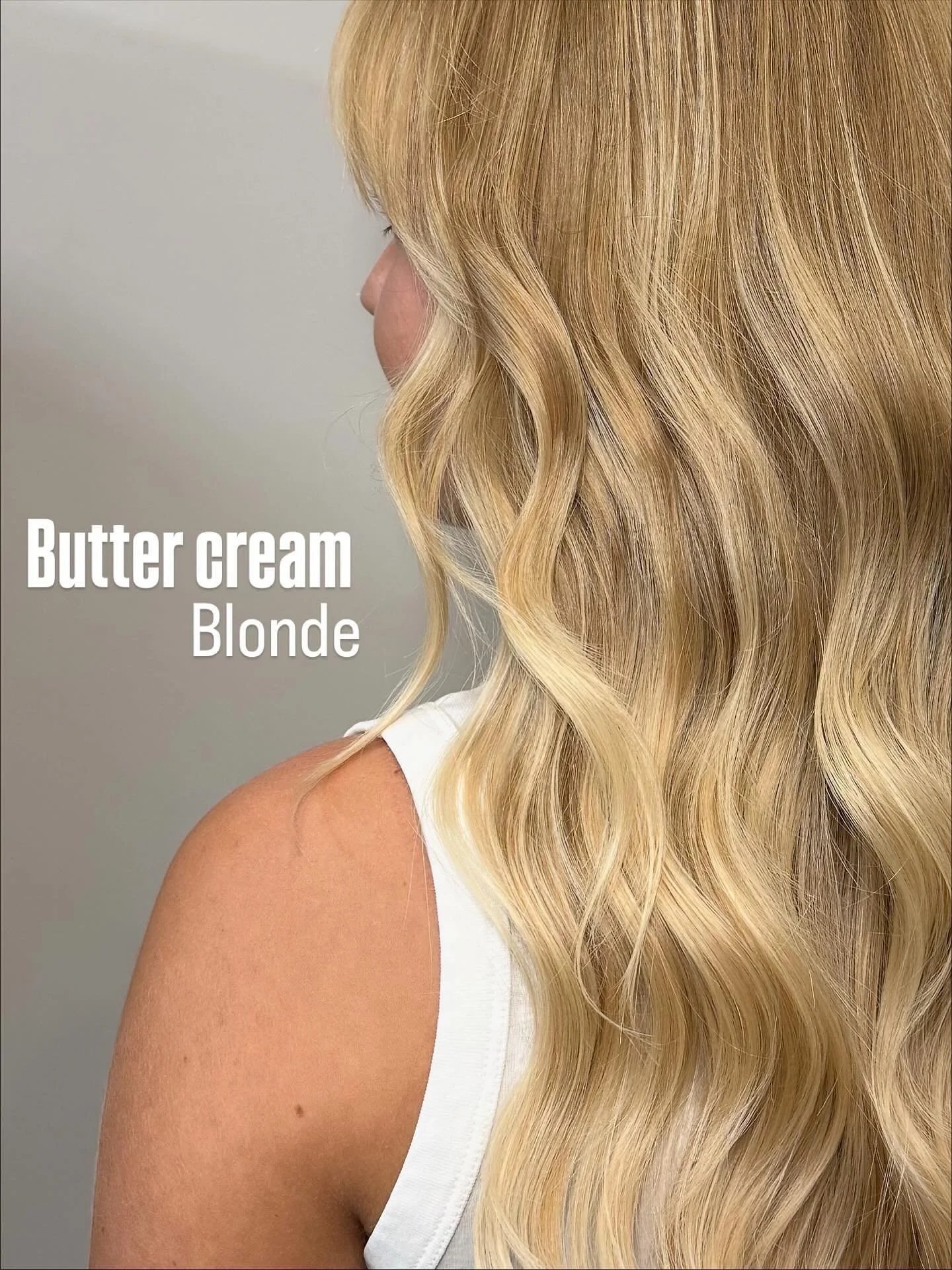 BUTTER CREAM BLONDE🥞
&bull;
&bull;
#creamblonde #haircut #fallhairtrends #warmblonde #capellibellidadeborah #hairstyles