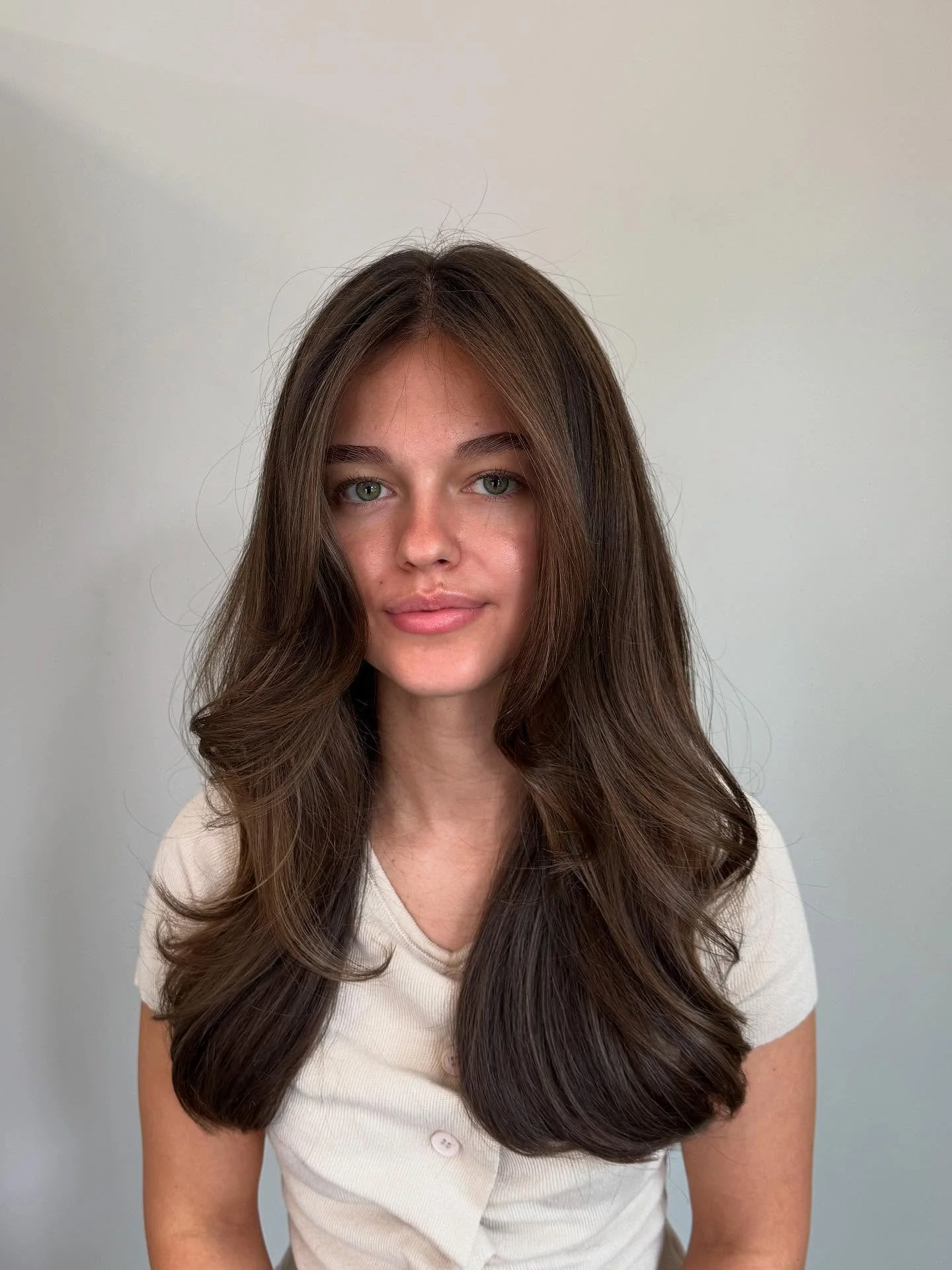 Fresh cut with subtle highlights &ndash; adding dimension and shine! ✨

This look is ideal for those who love natural elegance with a modern twist.

📍 Capelli Belli Da Deborah &ndash; your go-to for healthy, shiny hair
🌿 Redken products
📅 Book you