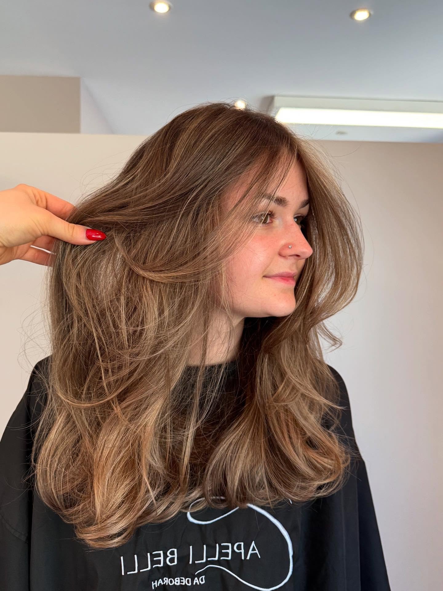 Soft Mocha Blend 🧋 

This look is all about dimension, softness, and shine.
A natural brunette transformation with seamless tones and a healthy glow &ndash; perfect for a fresh, effortless style! 

#seqgba25_dach_blonding #seqgba25 #redken #glossbos