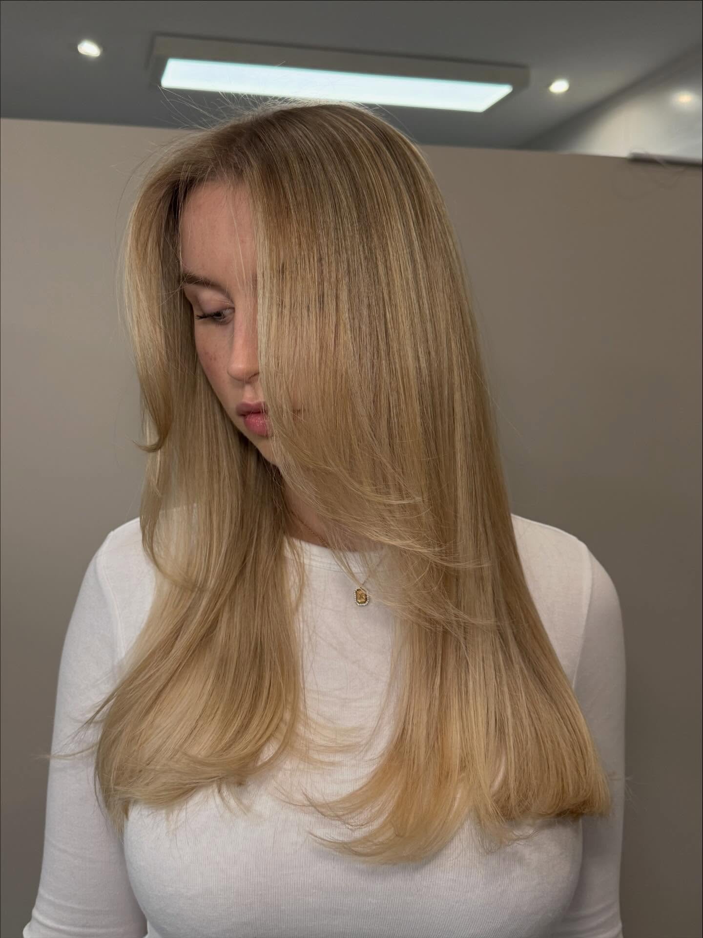 bright vanilla blond 🍦
&bull;
&bull;
Formula
Redken Shades EQ
Root 8N 8Gi
Global 10Gi 9G 10P 

#redken #creamyblonde #vanillablonde #shadeseq #hairstylist #switzerland