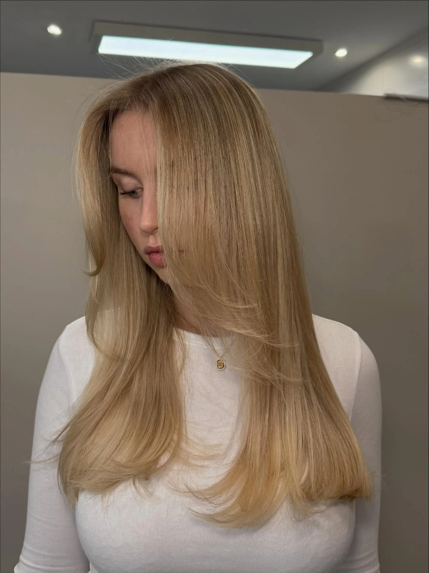 bright vanilla blond 🍦
&bull;
&bull;
Formula
Redken Shades EQ
Root 8N 8Gi
Global 10Gi 9G 10P 

#redken #creamyblonde #vanillablonde #shadeseq #hairstylist #switzerland