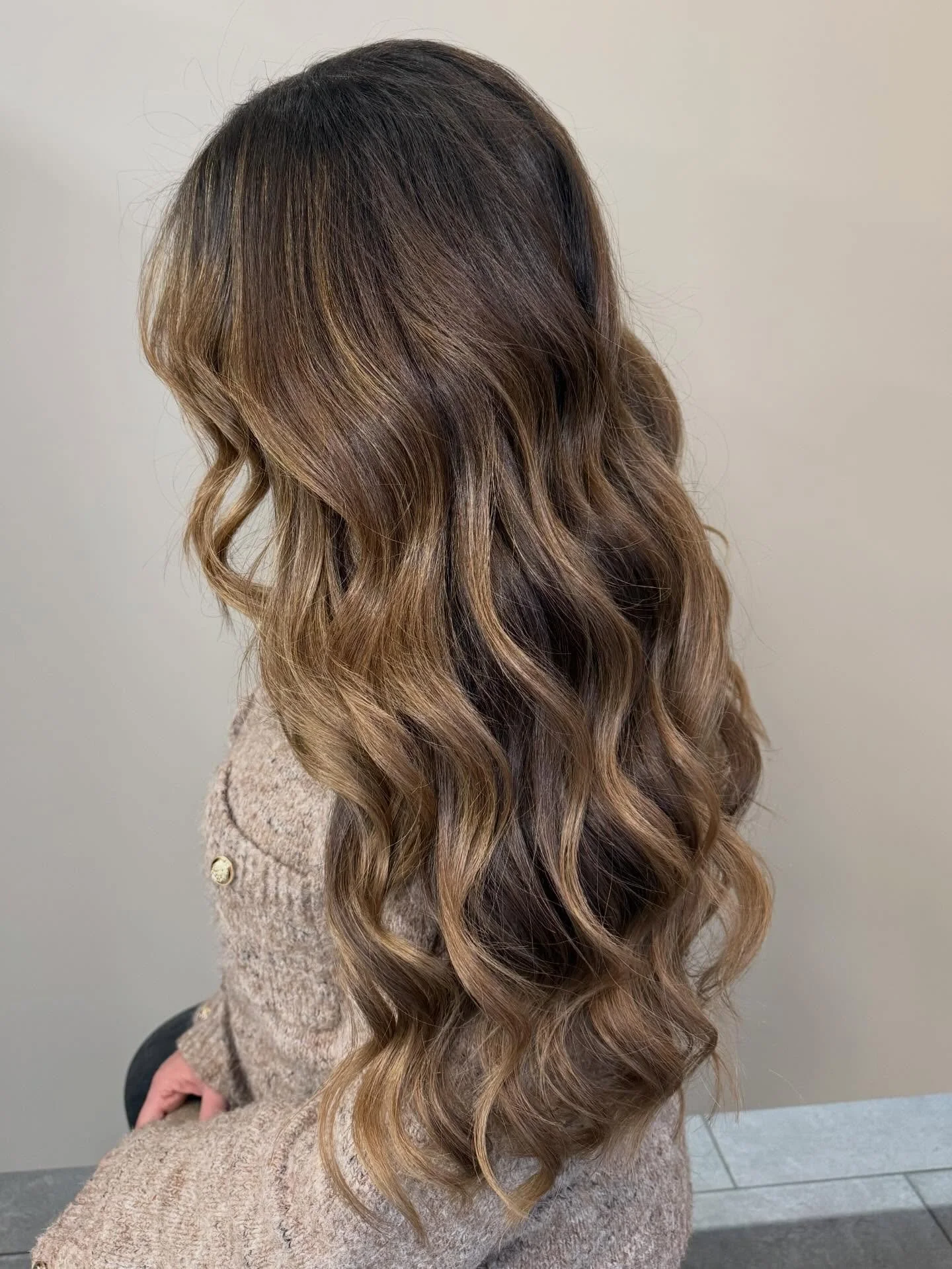 teddy bronde🧸

Formula:
redken shades eq
root 6N
gloss 10Gi 10G 9M

#bronde #teddybrondehair #hairinspo #redken